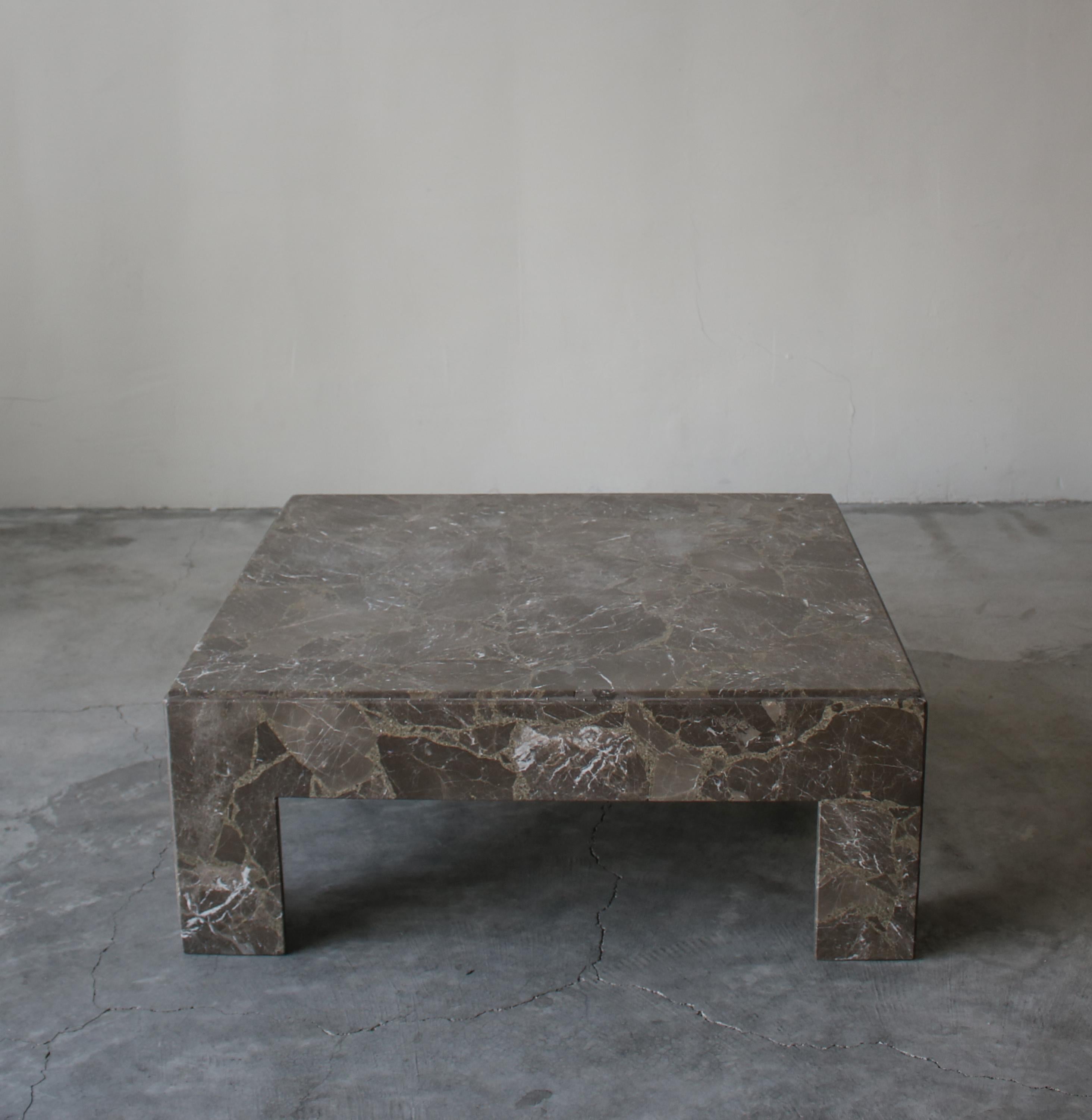 Mid-Century moderno Tavolino quadrato architettonico in marmo italiano marrone in vendita
