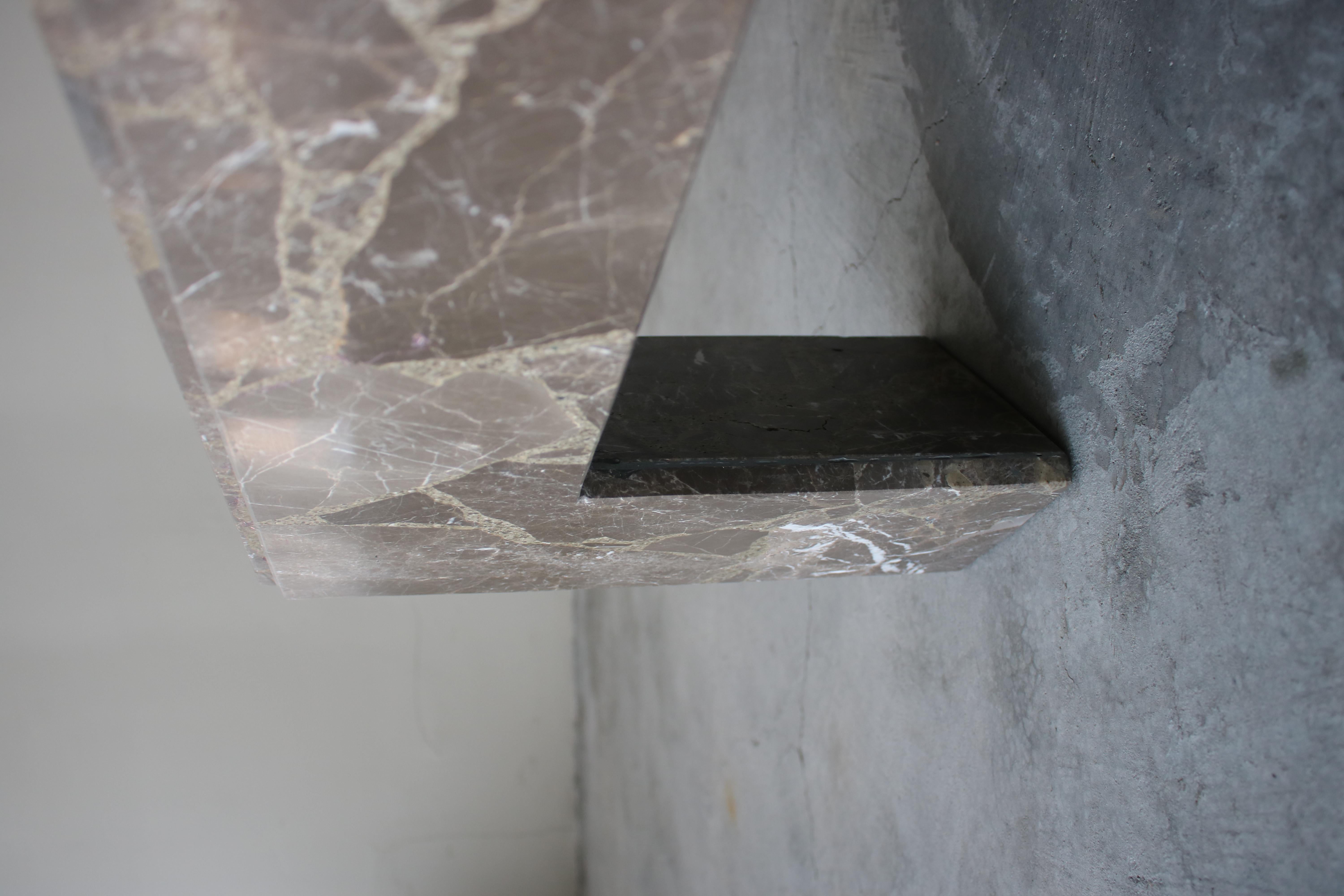 Tavolino quadrato architettonico in marmo italiano marrone in vendita 1