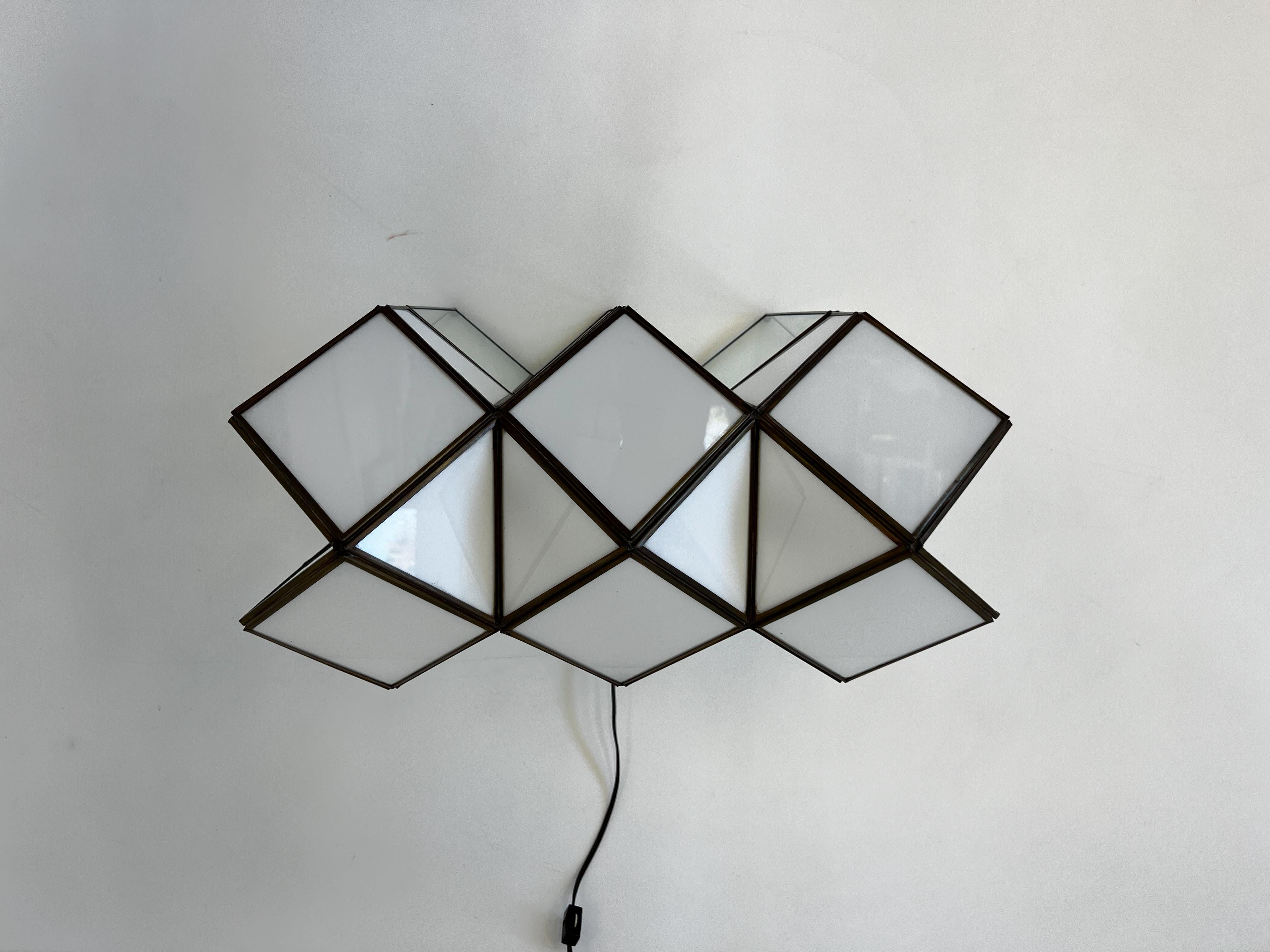 Américain Lampe de bureau architecturale en verre teinté et laiton en vente