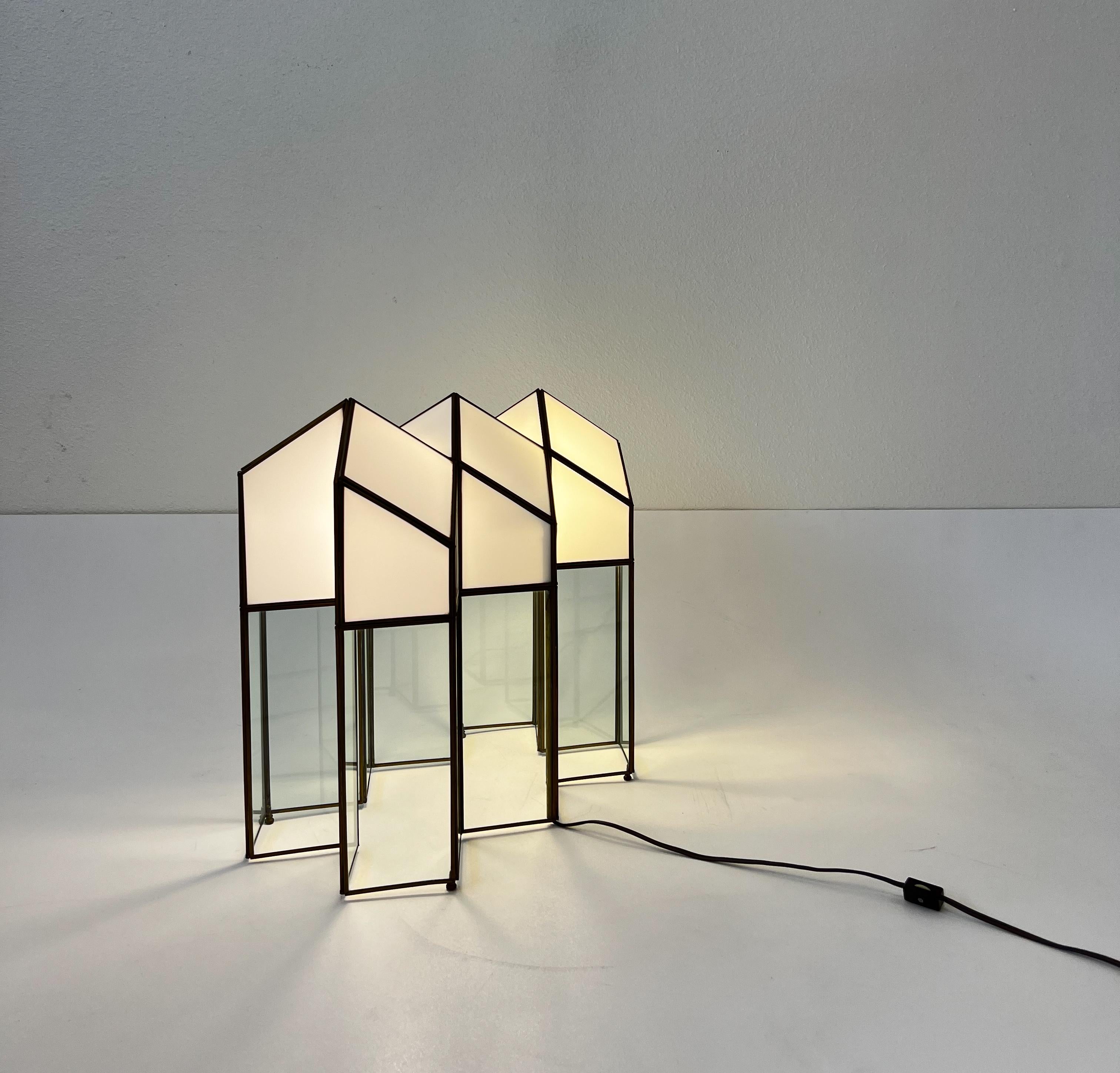 Fait main Lampe de bureau architecturale en verre teinté et laiton en vente