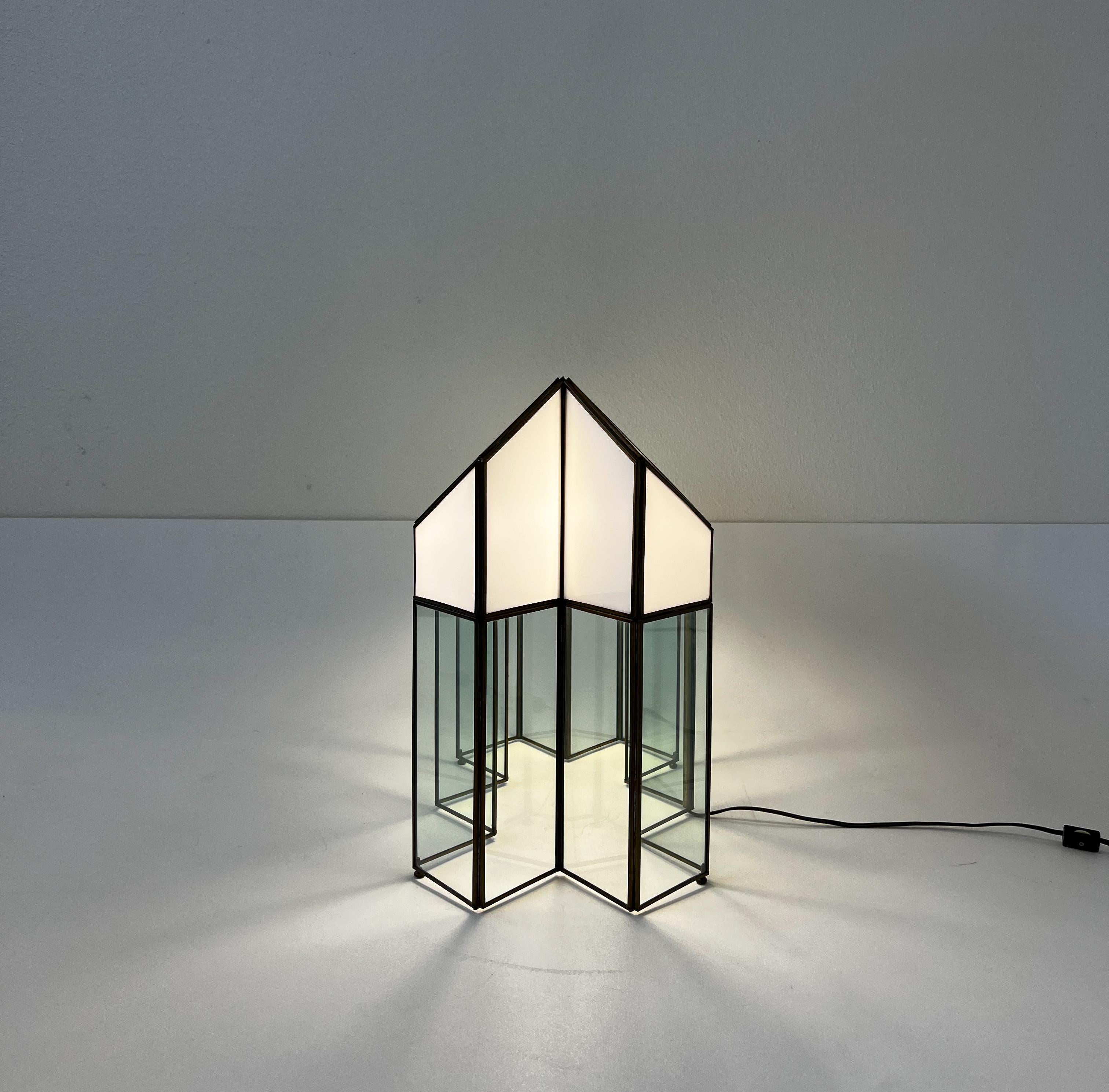 Lampe de bureau architecturale en verre teinté et laiton Bon état - En vente à Palm Springs, CA