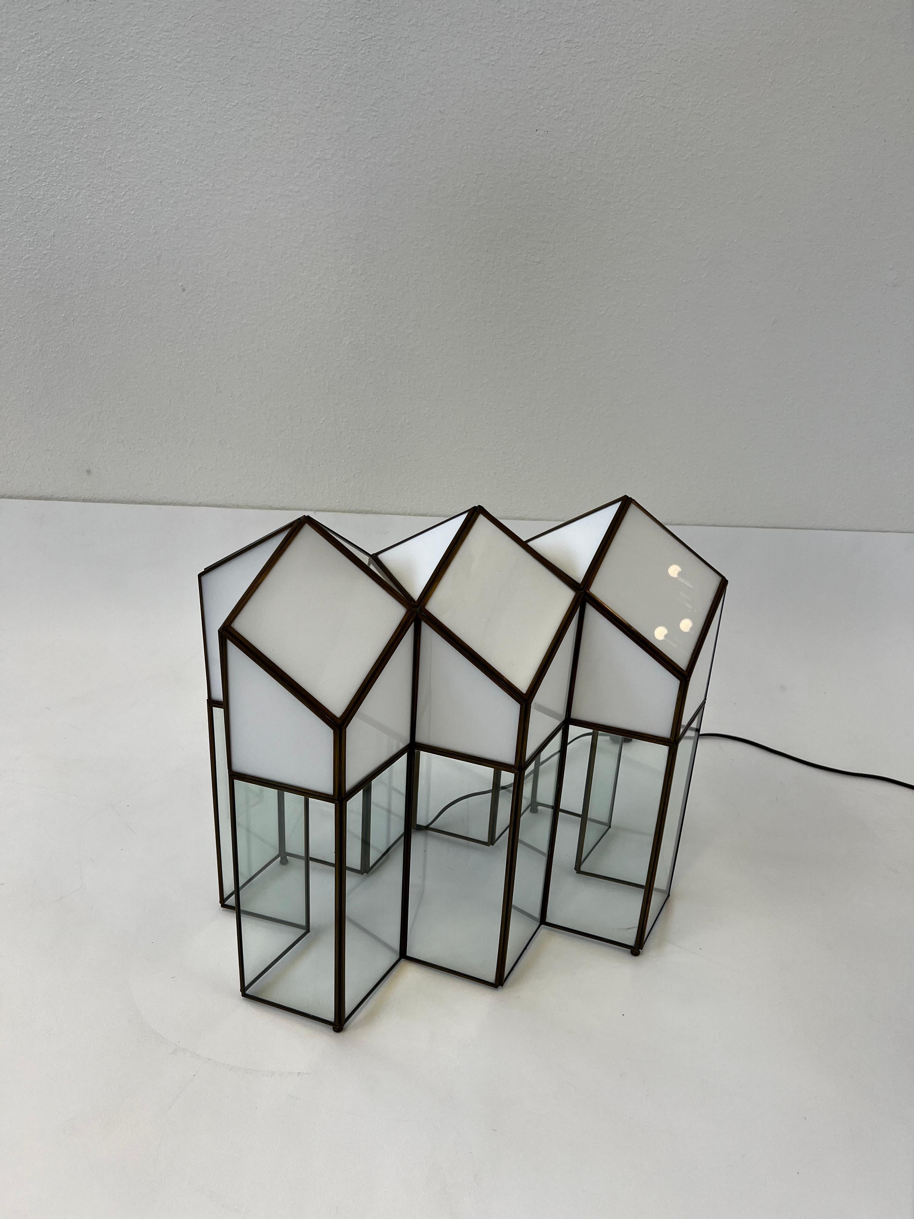 Milieu du XXe siècle Lampe de bureau architecturale en verre teinté et laiton en vente
