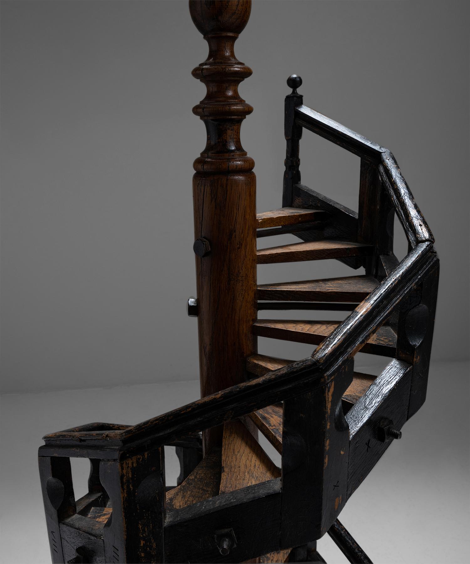 Modèle d'escalier architectural

Angleterre, vers 1890

Escalier en colimaçon en chêne avec balustrade ébonisée et pilier central.