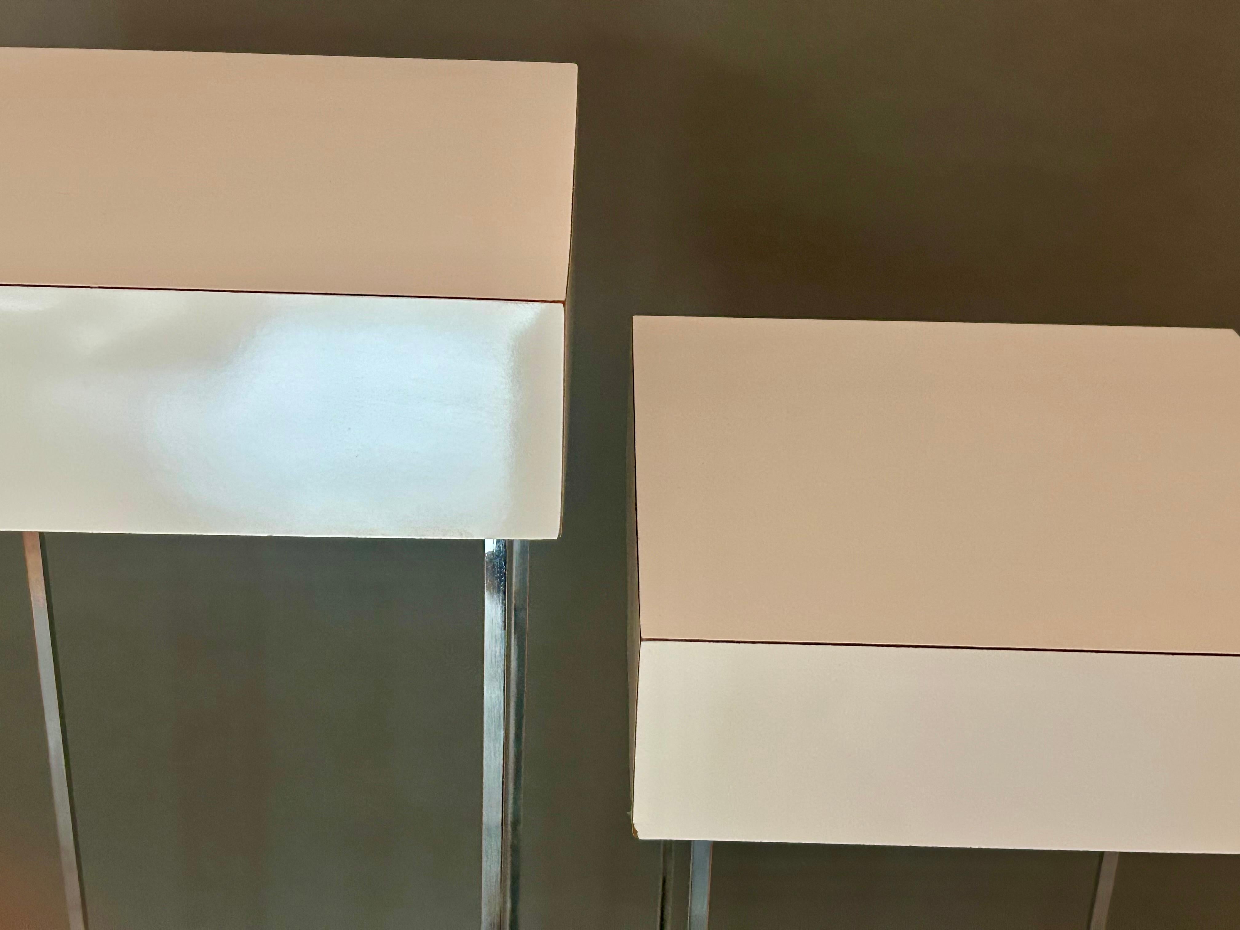 Pedestales de acero arquitectónico con tableros laminados en venta 2