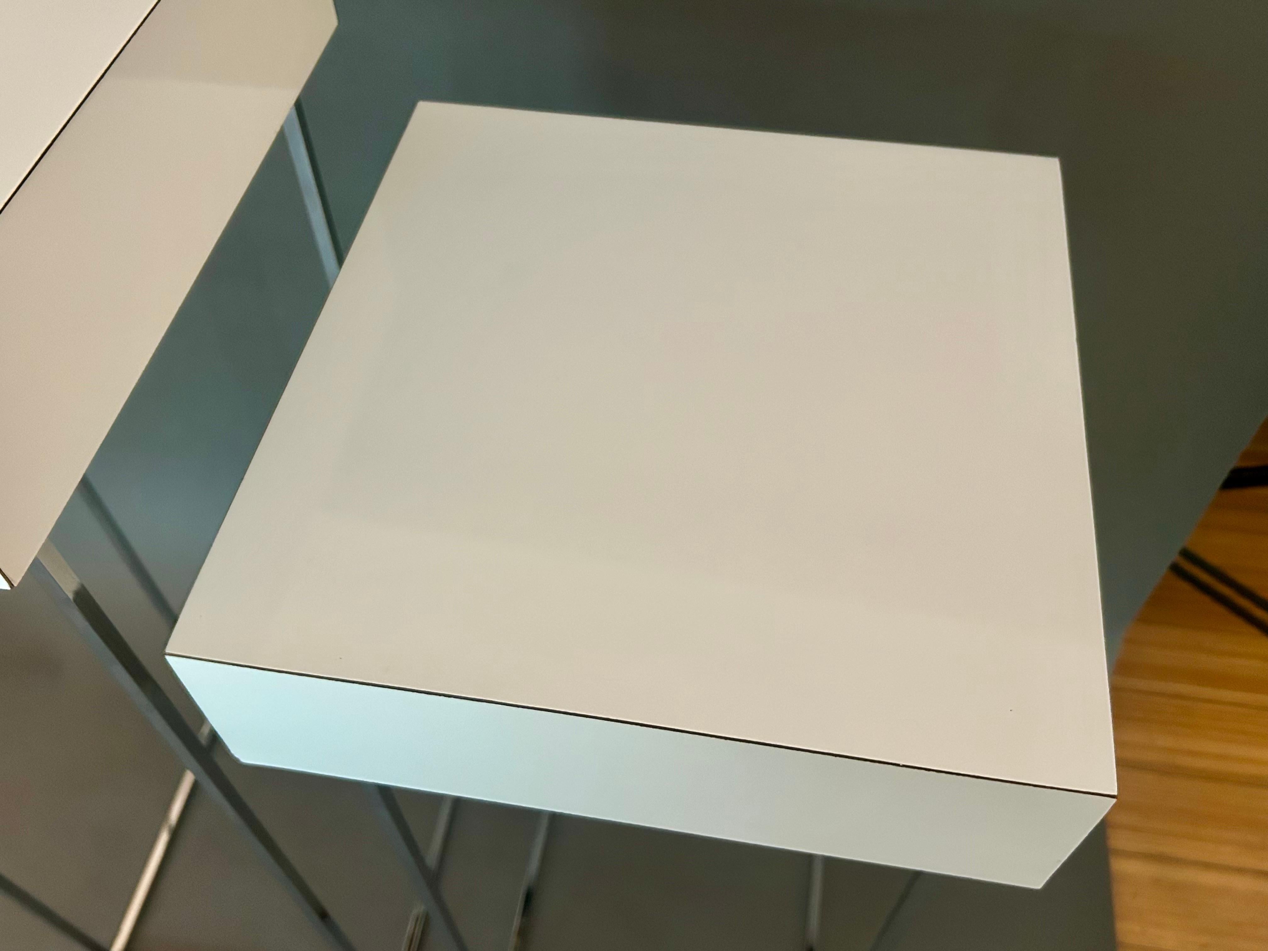 Pedestales de acero arquitectónico con tableros laminados en venta 5