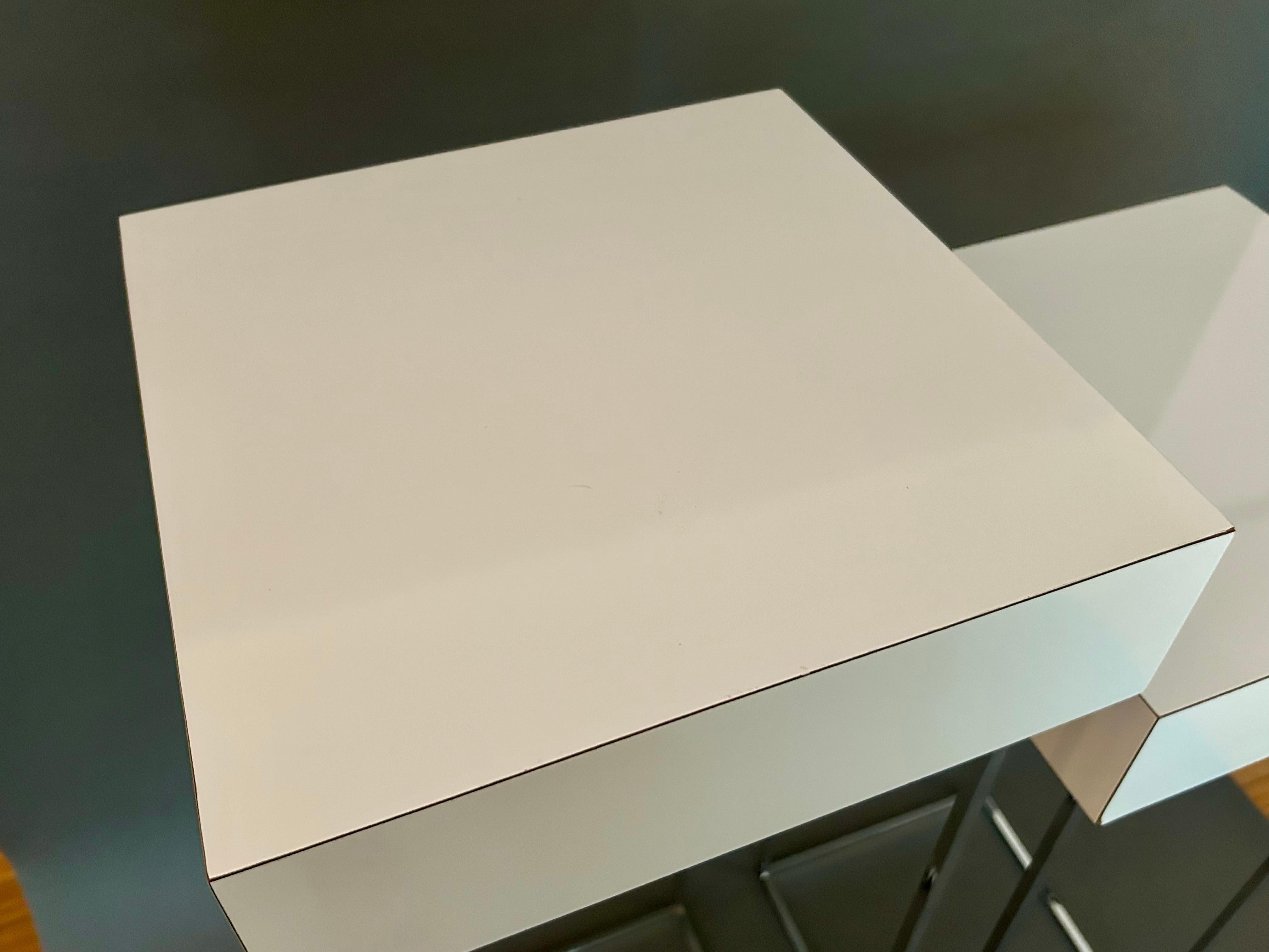 Pedestales de acero arquitectónico con tableros laminados en venta 6