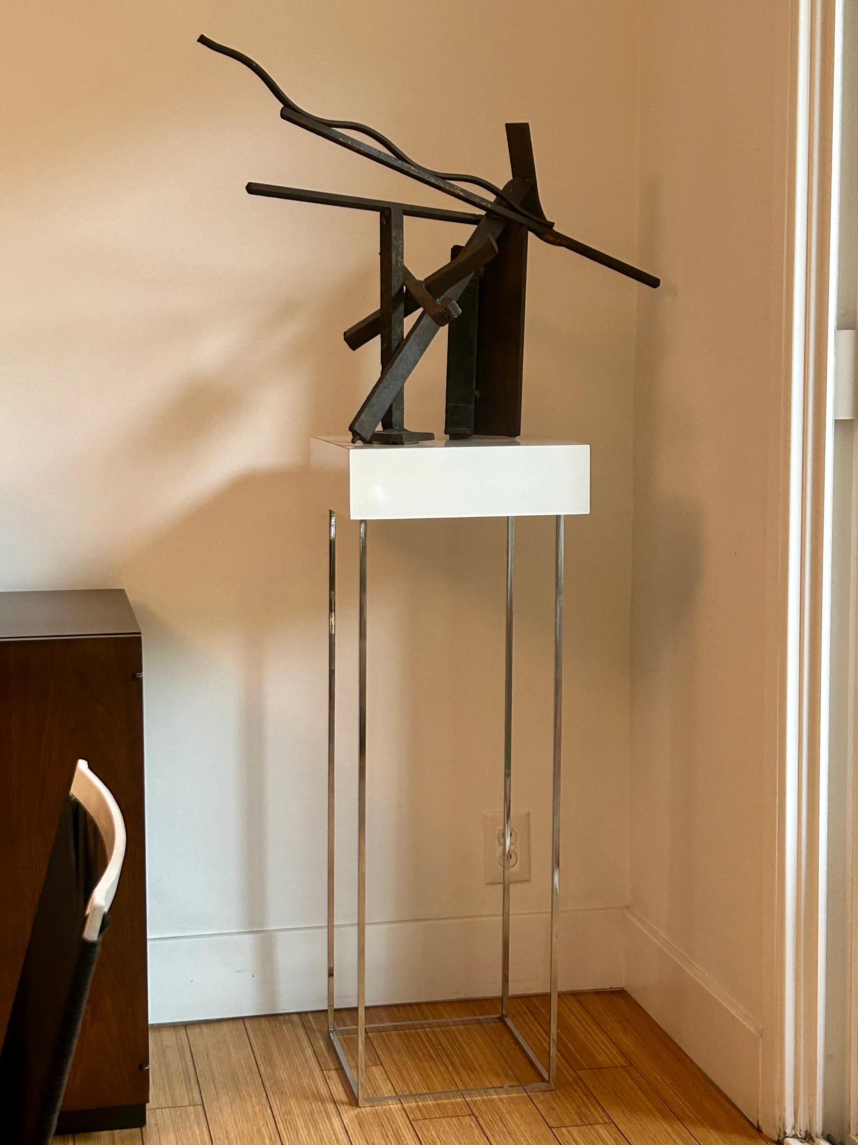 Bonito par de formas arquitectónicas.
Acero cromado con tableros laminados blancos.
Las tapas son extraíbles y pueden utilizarse encima de una mesa o en el suelo para exponer objetos de arte o plantas. 
Buen estado original de época, desgaste /