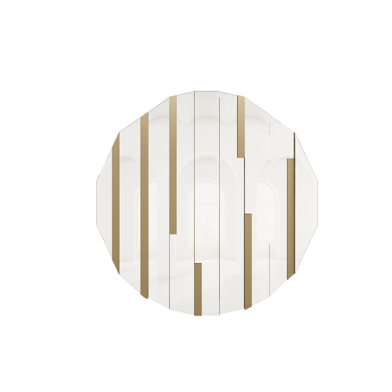 Composition raffinée de miroir et de couleur laiton antique, le miroir Strut présente un design moderne qui joue avec le rythme et la profondeur grâce à ses éléments verticaux. 

Sa présence sculpturale apporte une sophistication tranquille aux