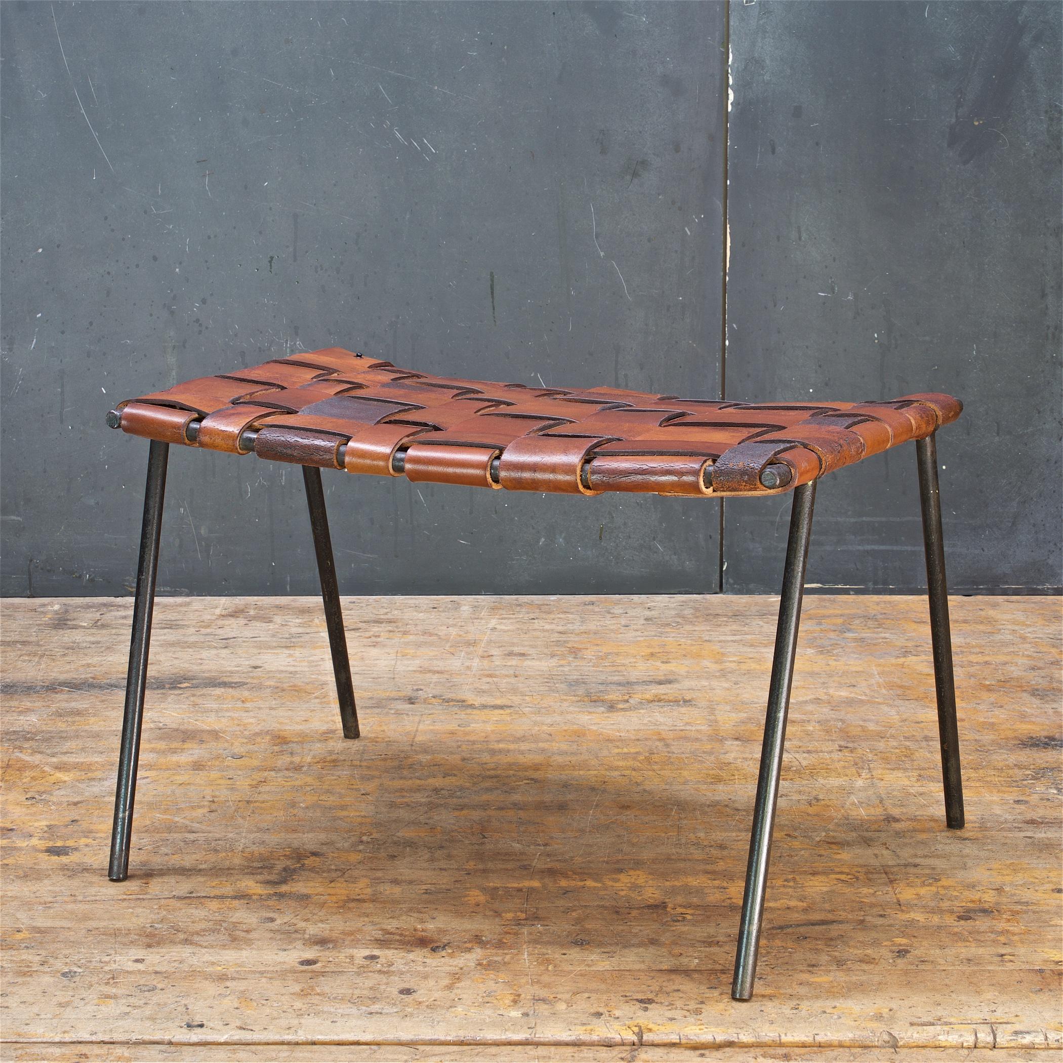 Soudé Walker Weed & Gordon Keeler Tabouret en cuir tressé en fer Banc années 1950 MCM en vente