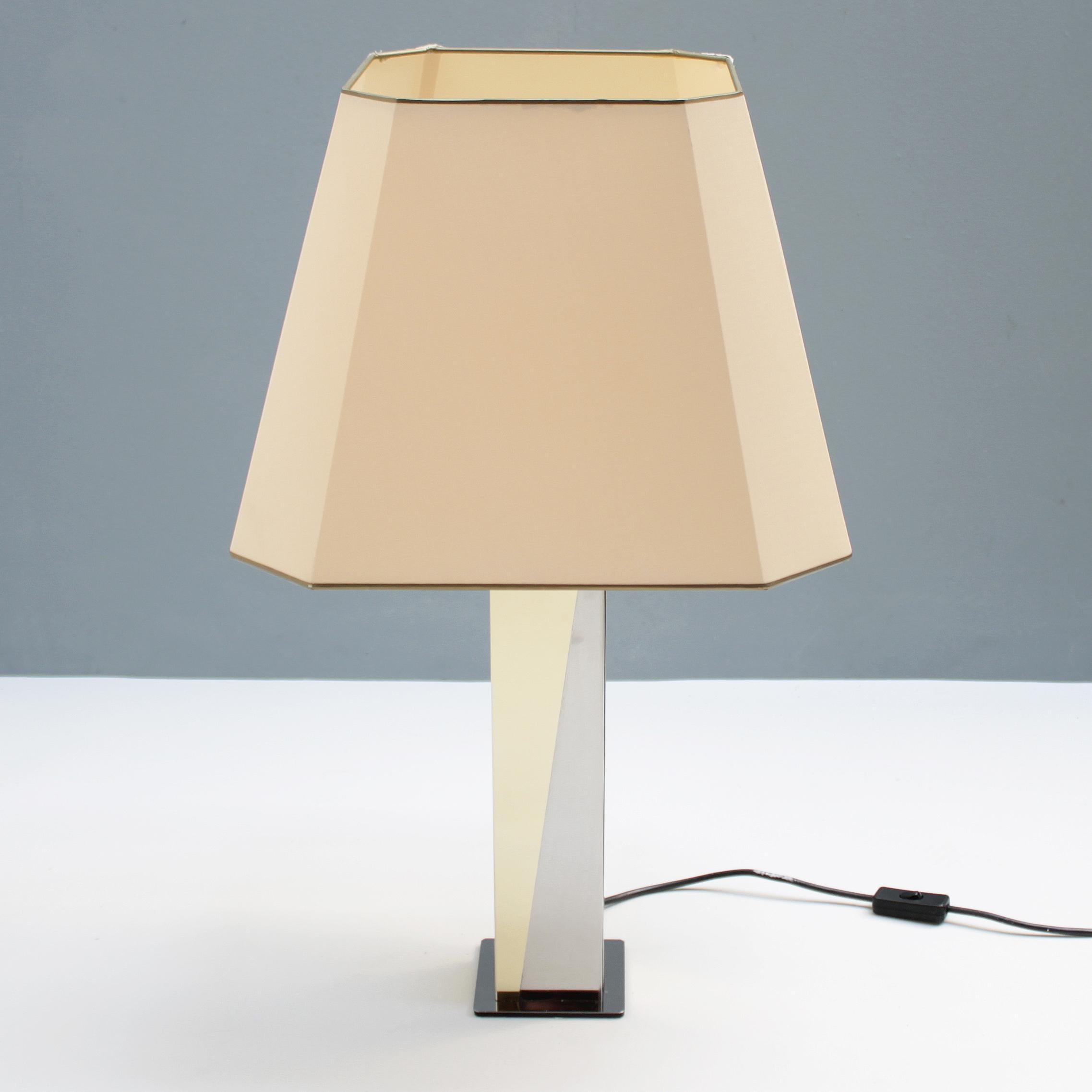 Architectural table lamp in the style of Paul Evans’ famous ‘Cityscape’ furniture. This lamp is most likely made in France. Though it’s unsigned, the lamp shows strong similarities with the designs of Philippe Jean and Maison Jansen as well. Period: