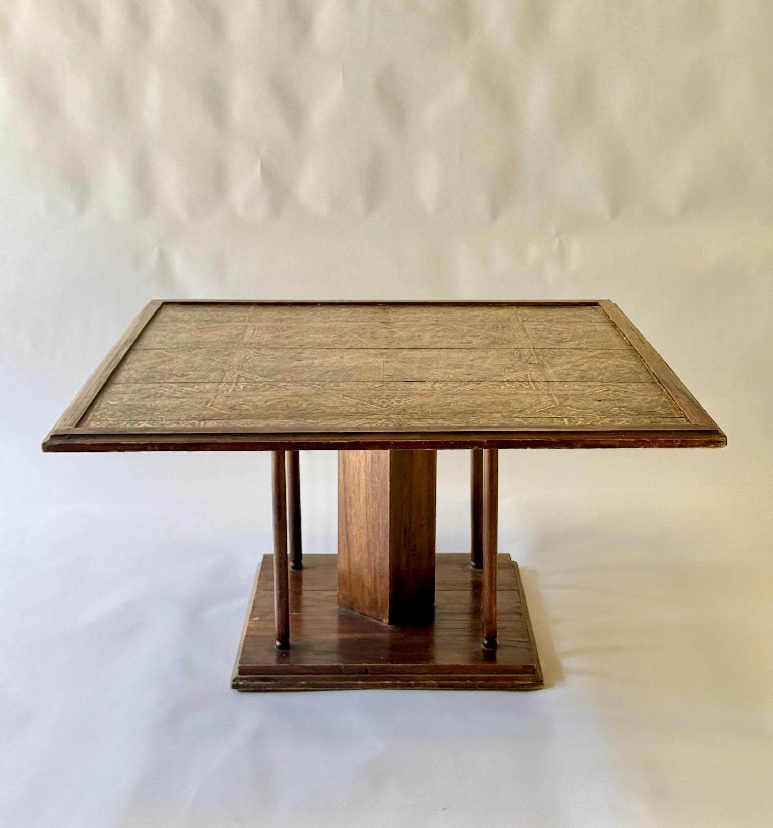 Mesa Arquitectónica con Incrustación de Panel Marroquí Antiguo en el Techo. Lacado en venta