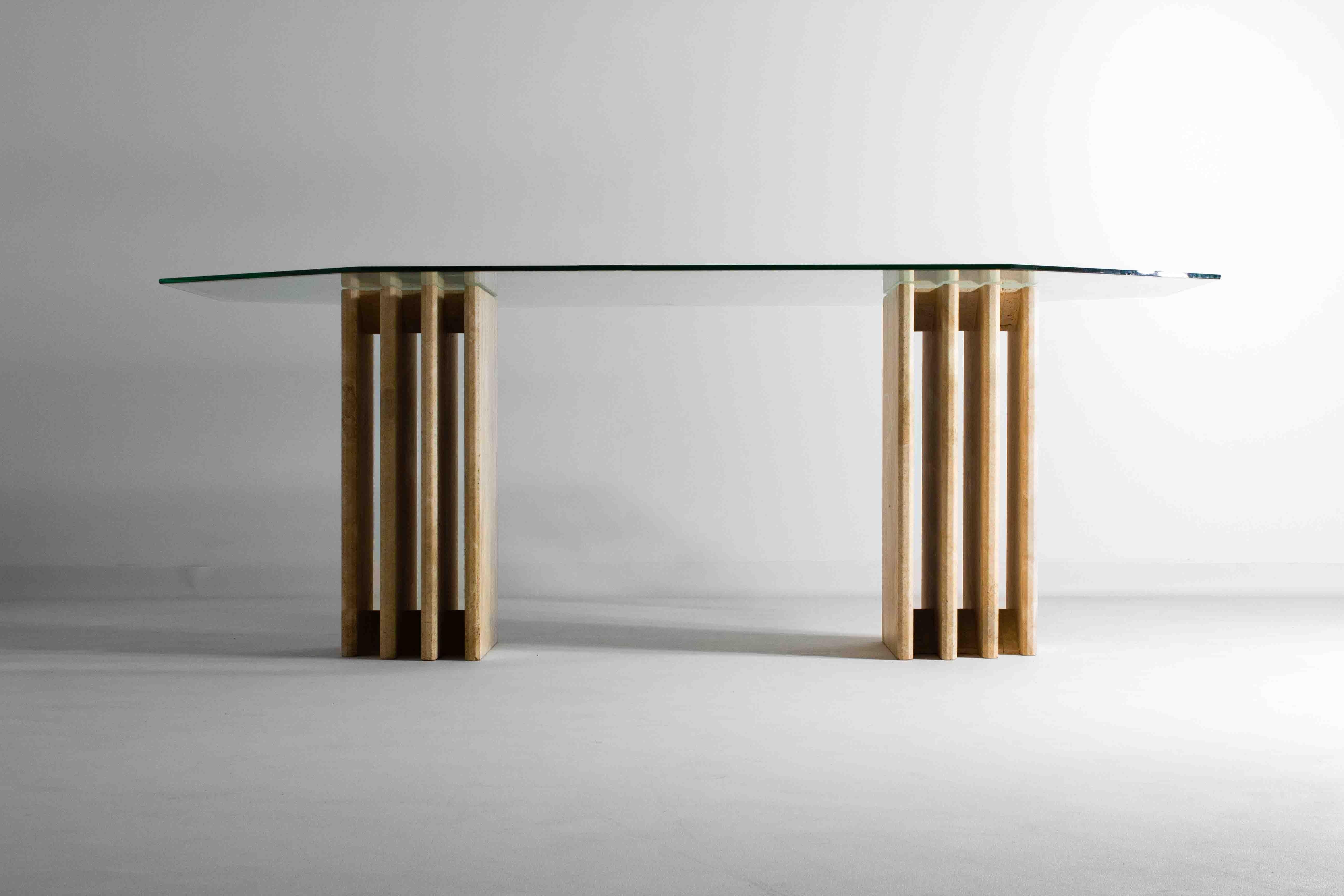 Postmoderne Table à manger architecturale en travertin avec plateau en verre, Italie 1970 en vente