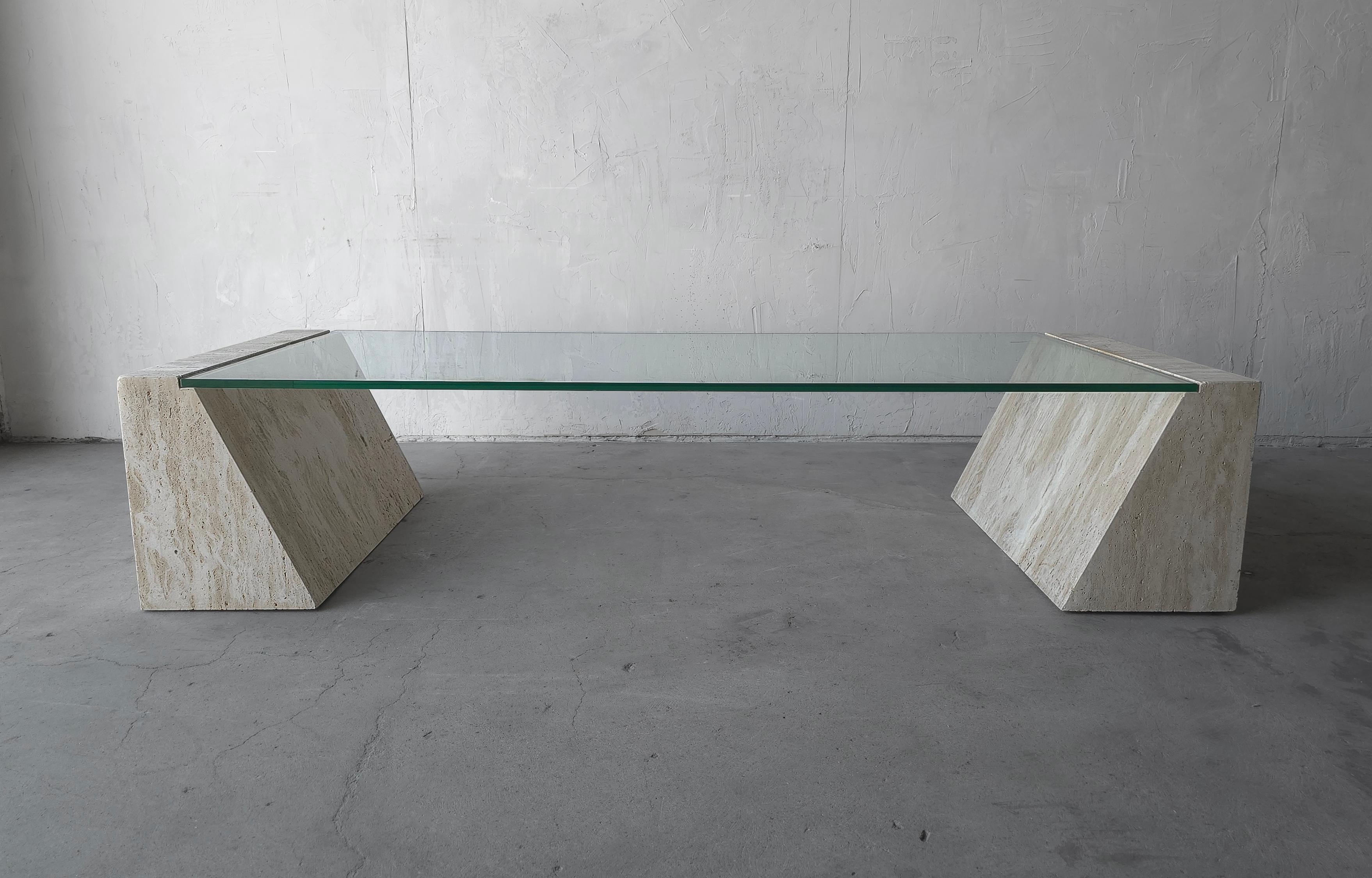 IL N'Y A PAS DE MOTS.  Cette pièce d'ART sculptée, à couper le souffle, ferait la pièce maîtresse la plus incroyable dans n'importe quel espace de vie ou galerie.  Art fonctionnel.  

Le tableau est composé de  2  des socles anguleux en travertin
