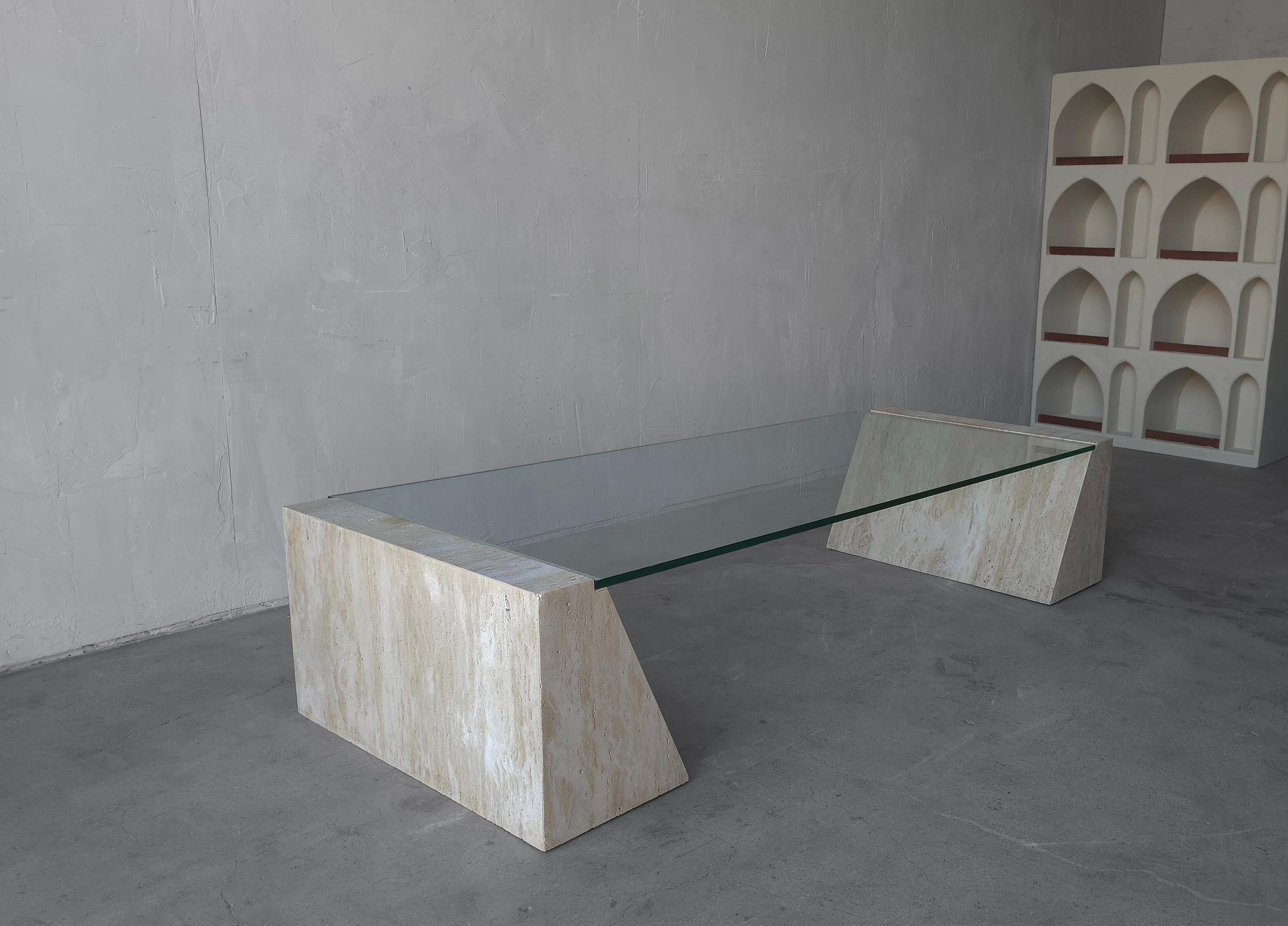 Postmoderne Table basse architecturale en travertin et verre non rempli en vente
