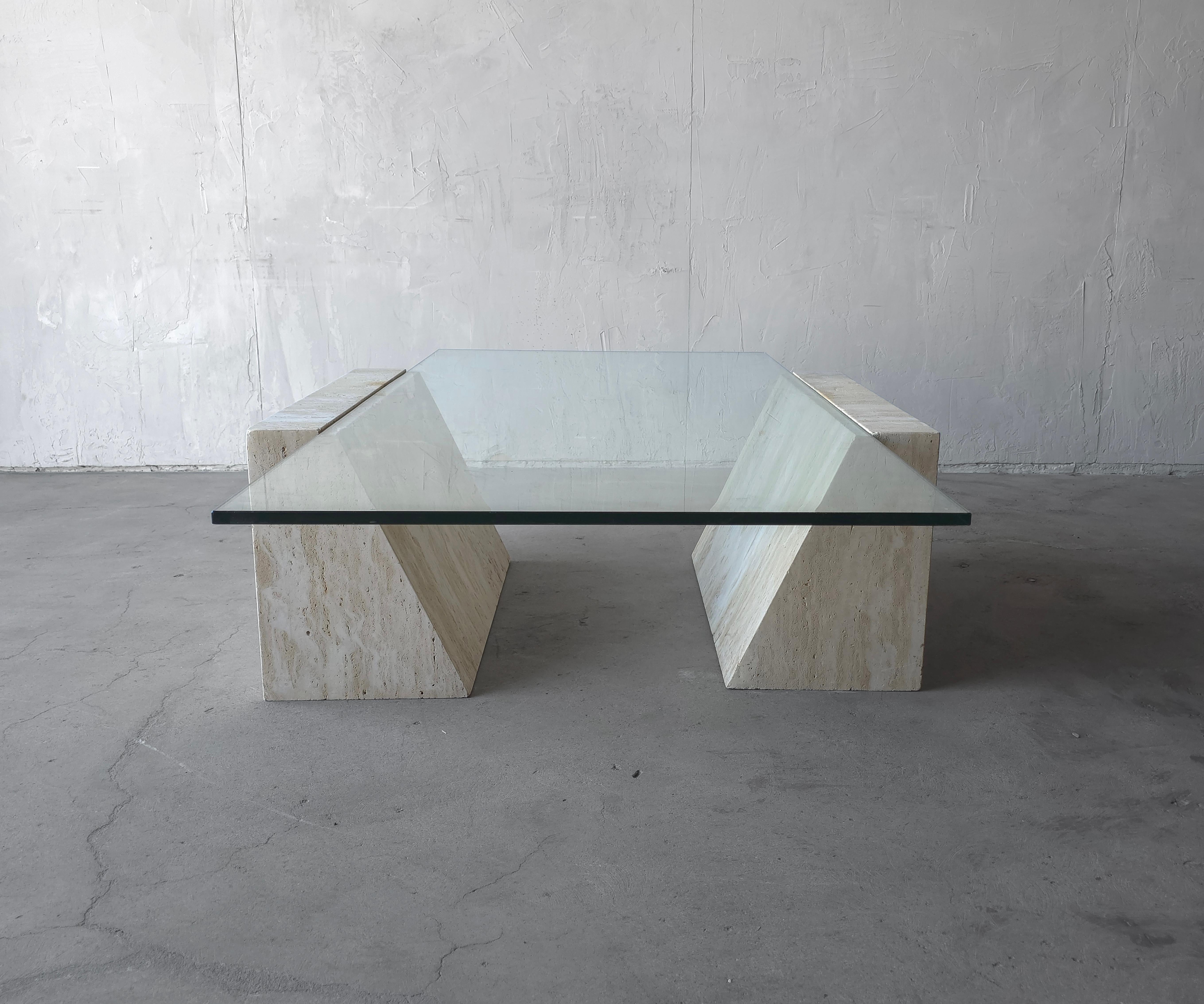 20ième siècle Table basse architecturale en travertin et verre non rempli en vente