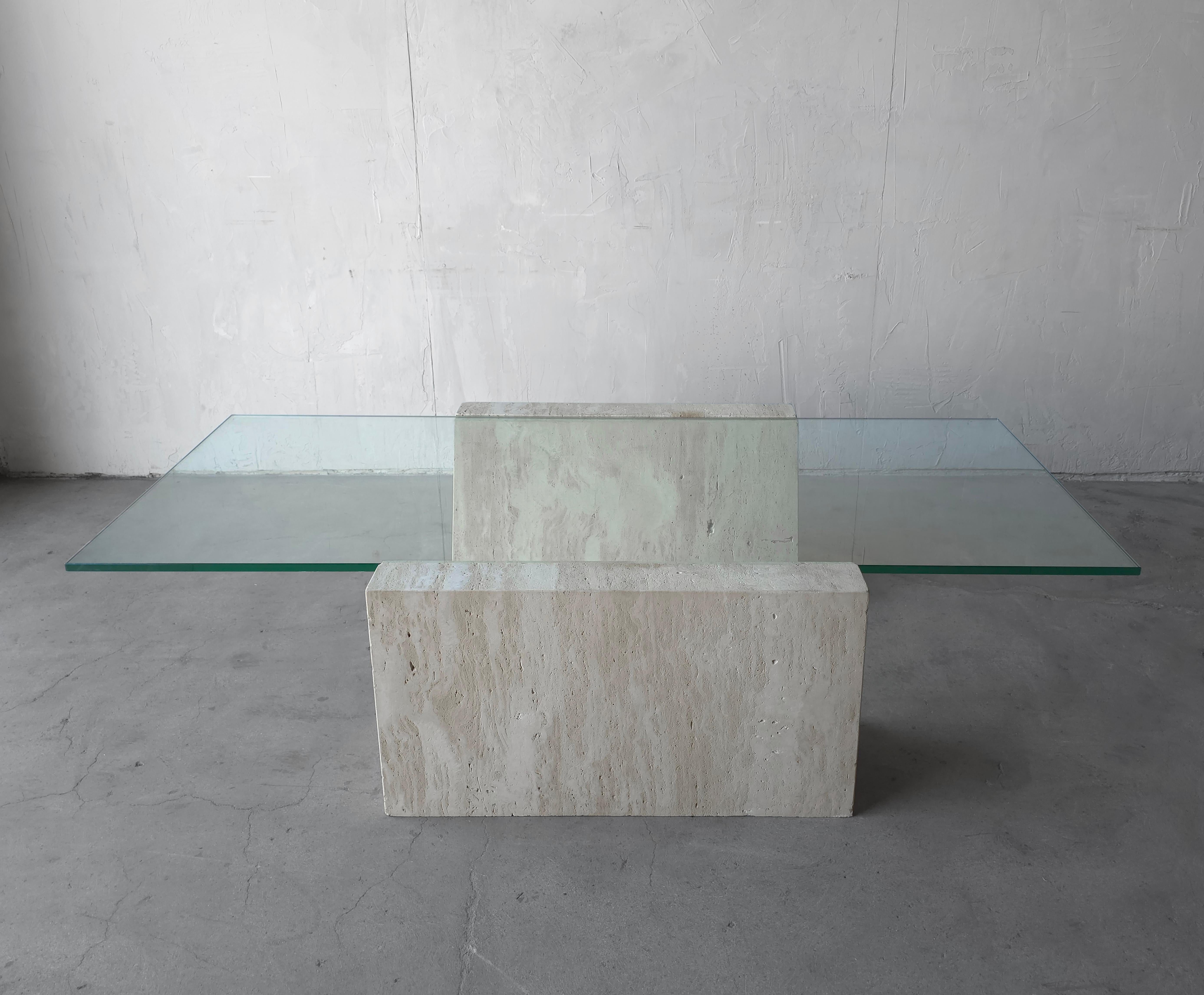 Travertin Table basse architecturale en travertin et verre non rempli en vente