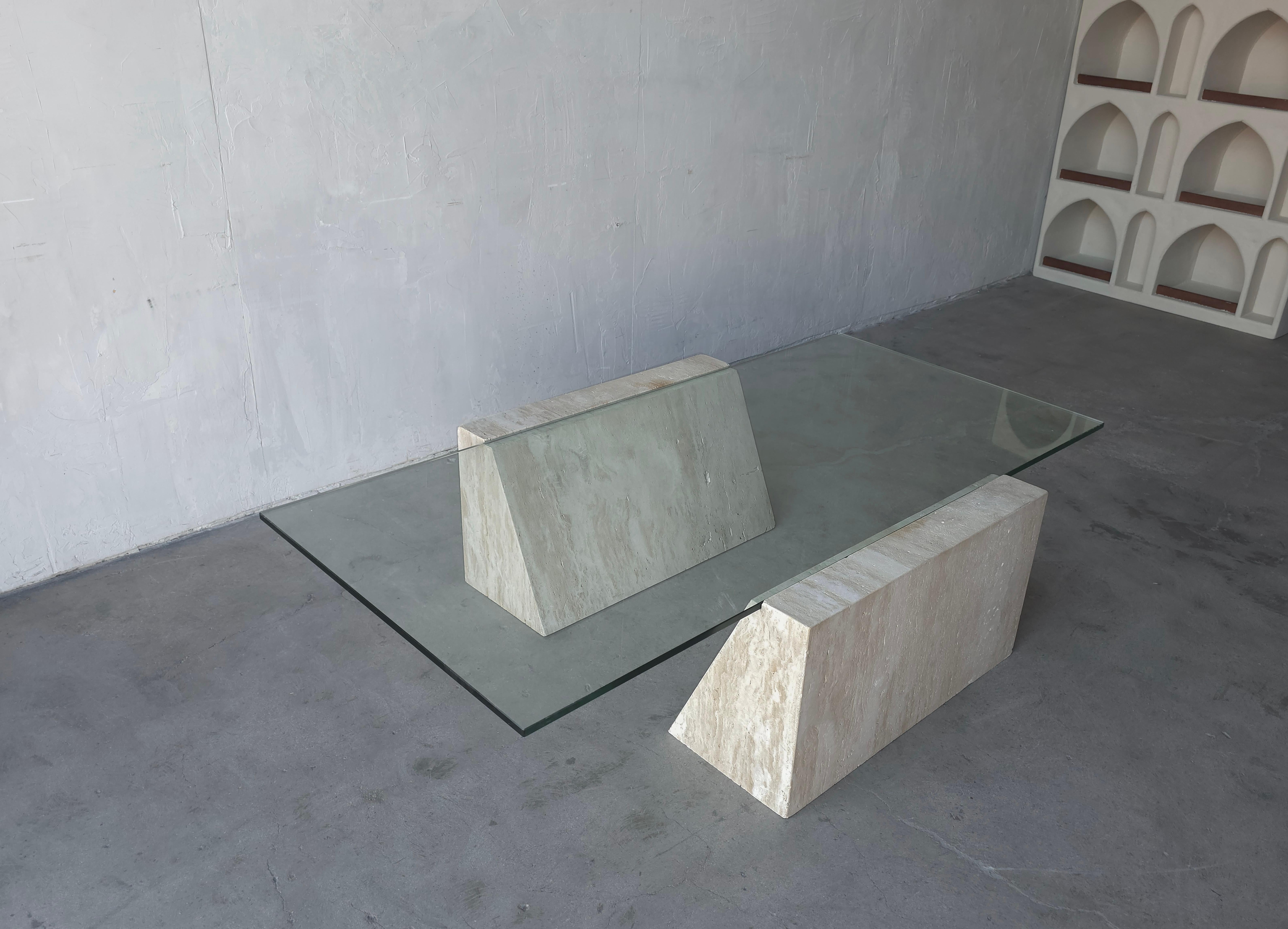 Table basse architecturale en travertin et verre non rempli en vente 1