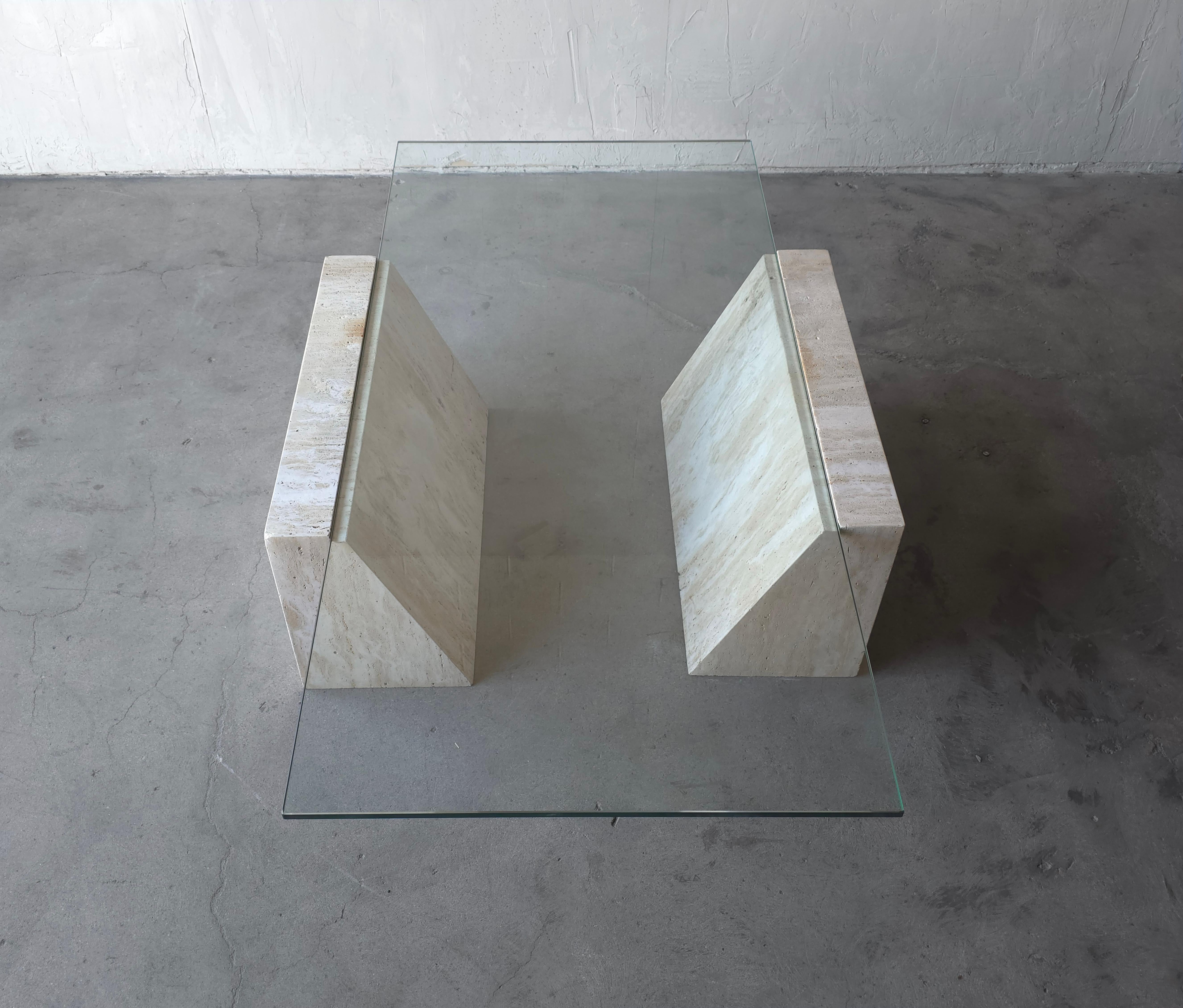 Table basse architecturale en travertin et verre non rempli en vente 2