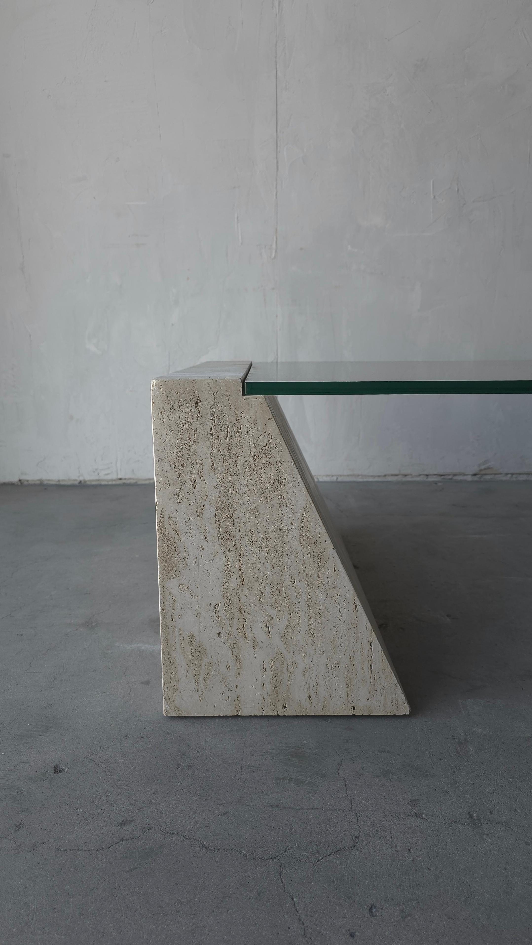 Table basse architecturale en travertin et verre non rempli en vente 3