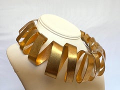 Collana architettonica vintage con nastro dorato di Herve Van Der Straeten