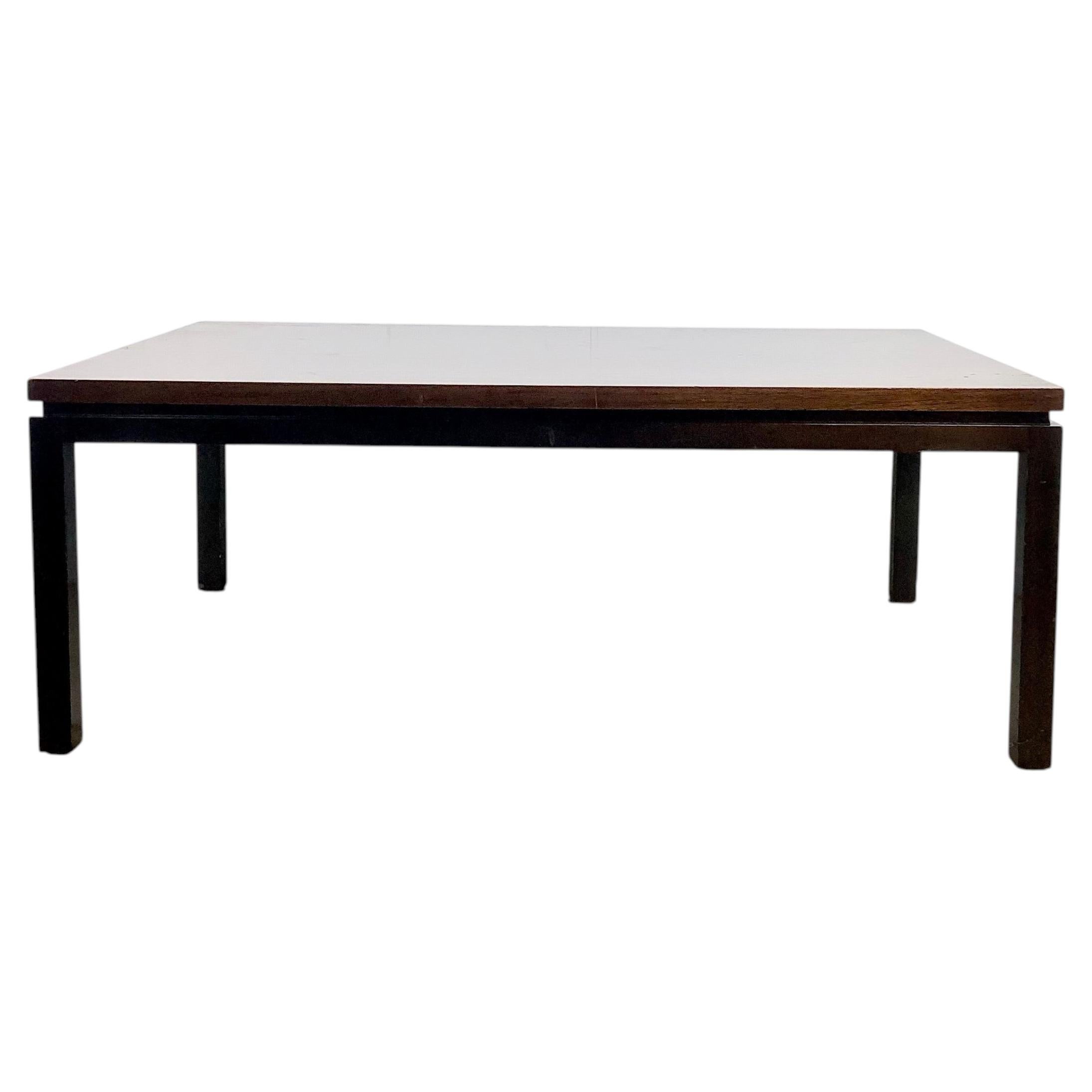 Table basse architecturale en noyer et noir, dans le style de Milo Baughman