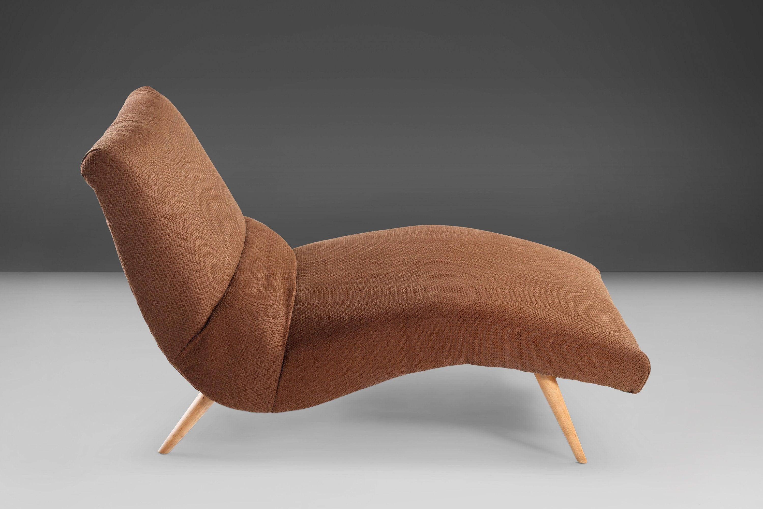 Un diseño contorneado que se convertirá en la pieza estrella de tu salón. Se encuentra en su tapicería original y se asienta sobre patas cónicas de arce. Cómpralo en su estado original o, si la tela no es de tu gusto, ofrecemos servicios de
