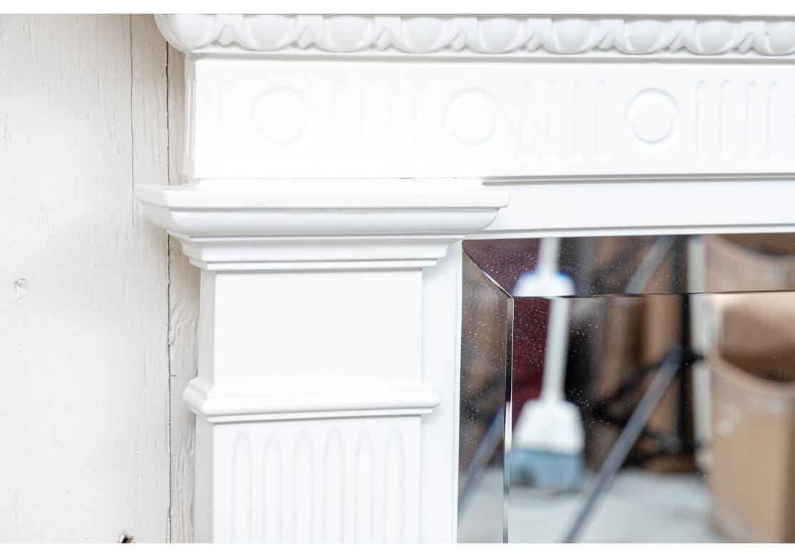 Architektonischer Giebelspiegel mit weißer Farbe verziert (Federal) im Angebot
