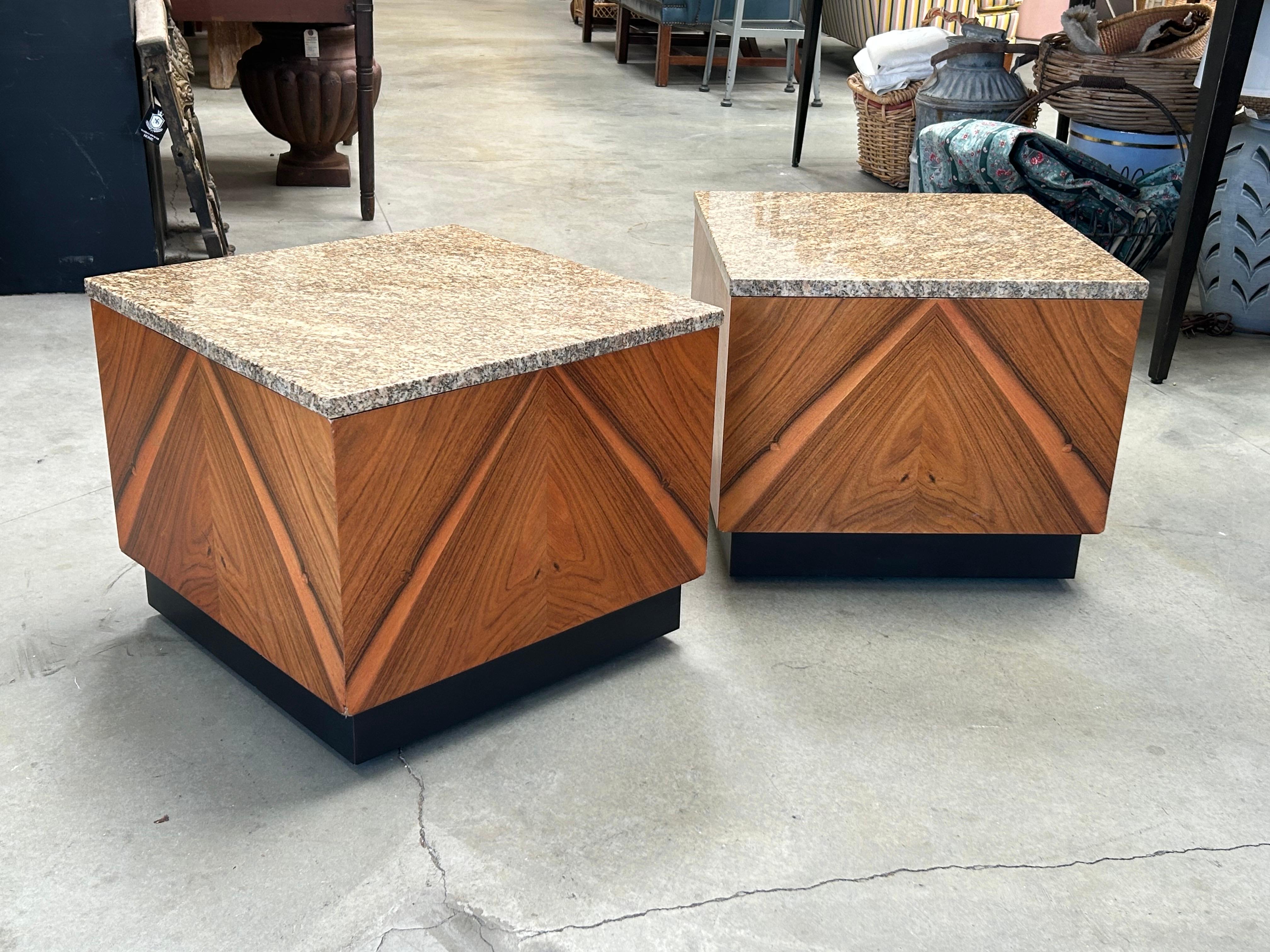 Tables cubiques architecturales en Wood avec plateaux en marbre en vente 4