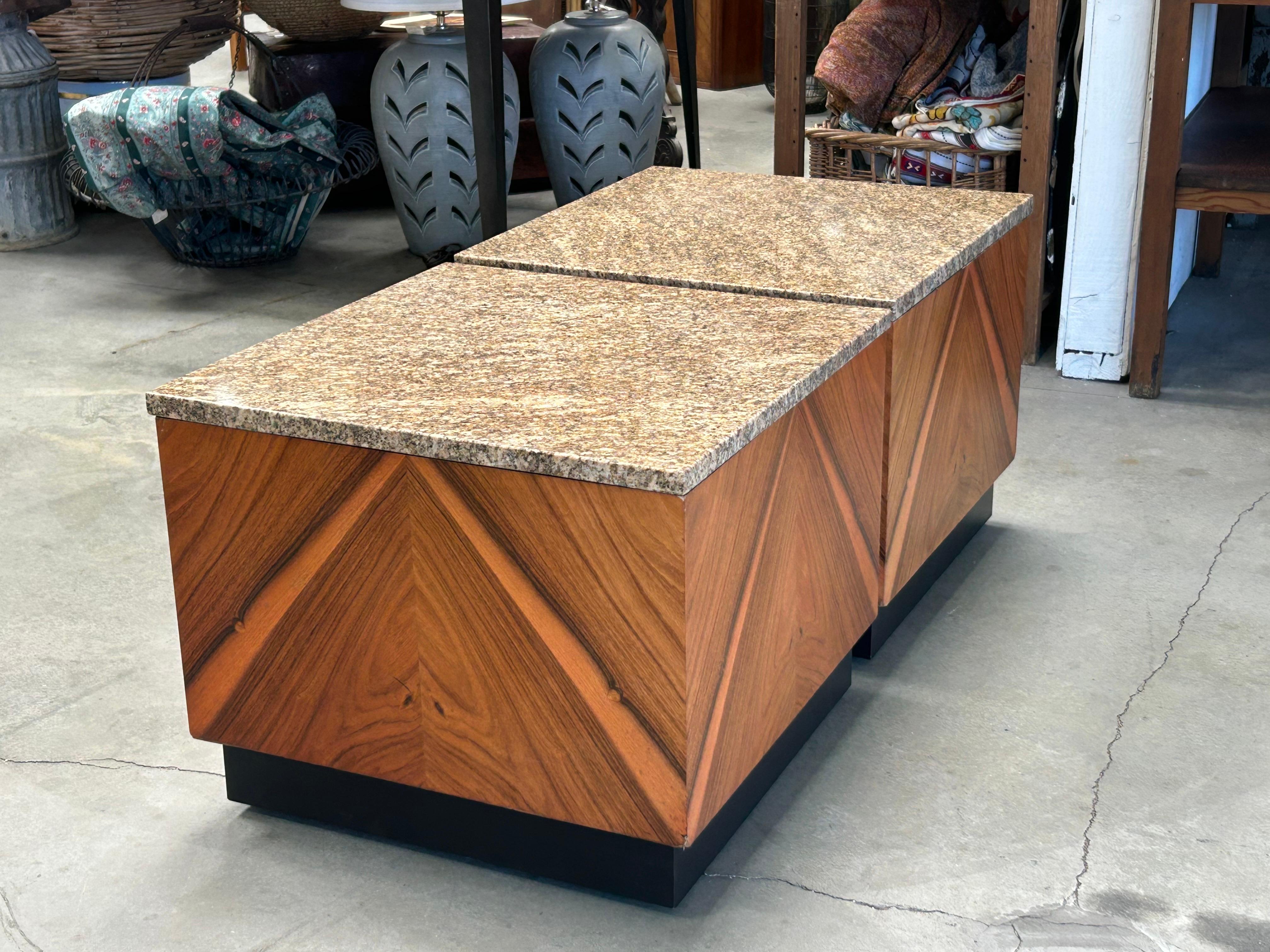 Tables cubiques architecturales en Wood avec plateaux en marbre en vente 5