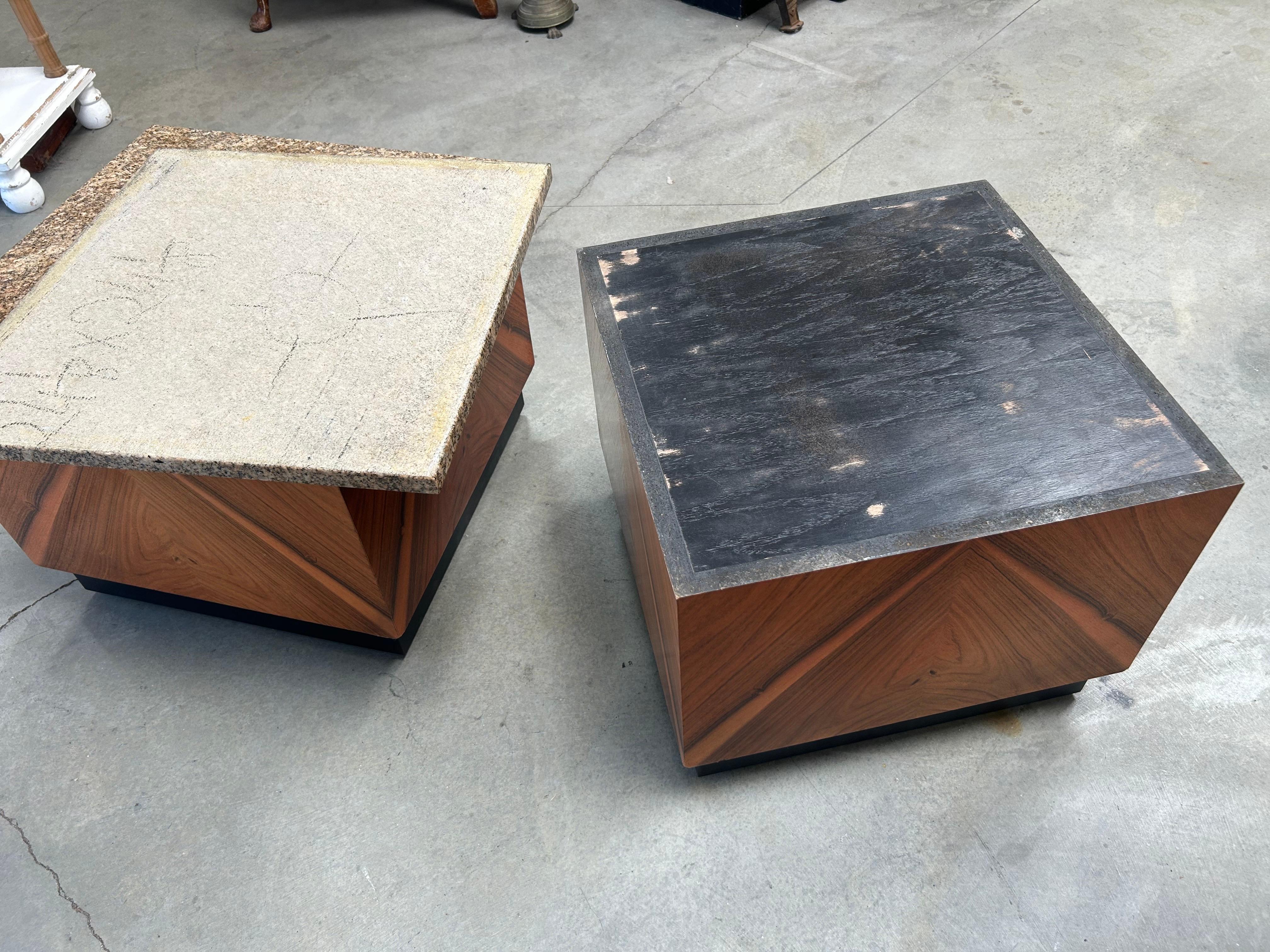 Tables cubiques architecturales en Wood avec plateaux en marbre en vente 6
