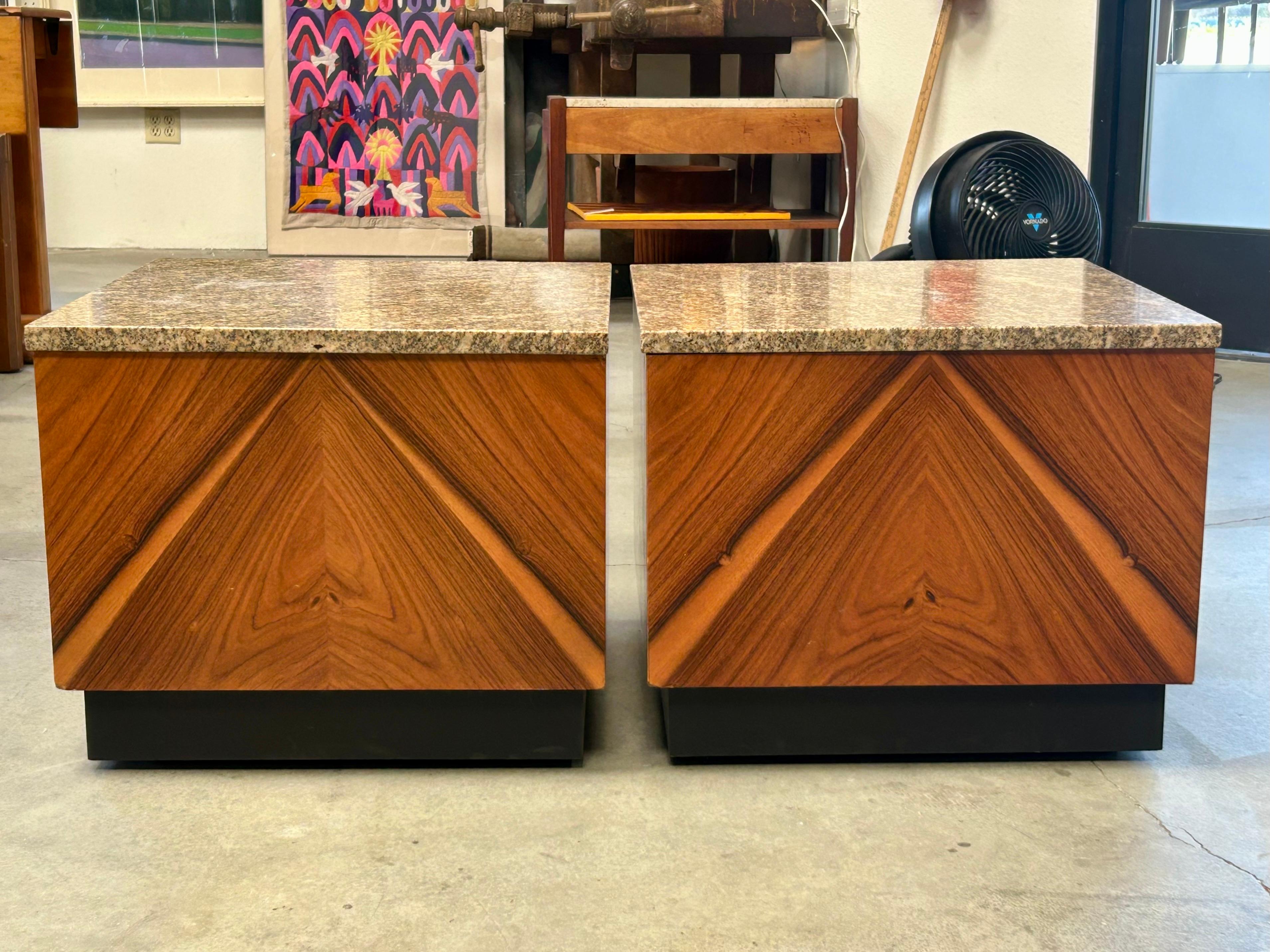 Design/One classique et moderniste.
Construction en bois avec placage de bois exotique sur carton pressé avec roulettes et plateau en marbre. 
Condition vintage originale, usure à peine visible avec une belle patine cohérente avec l'âge et