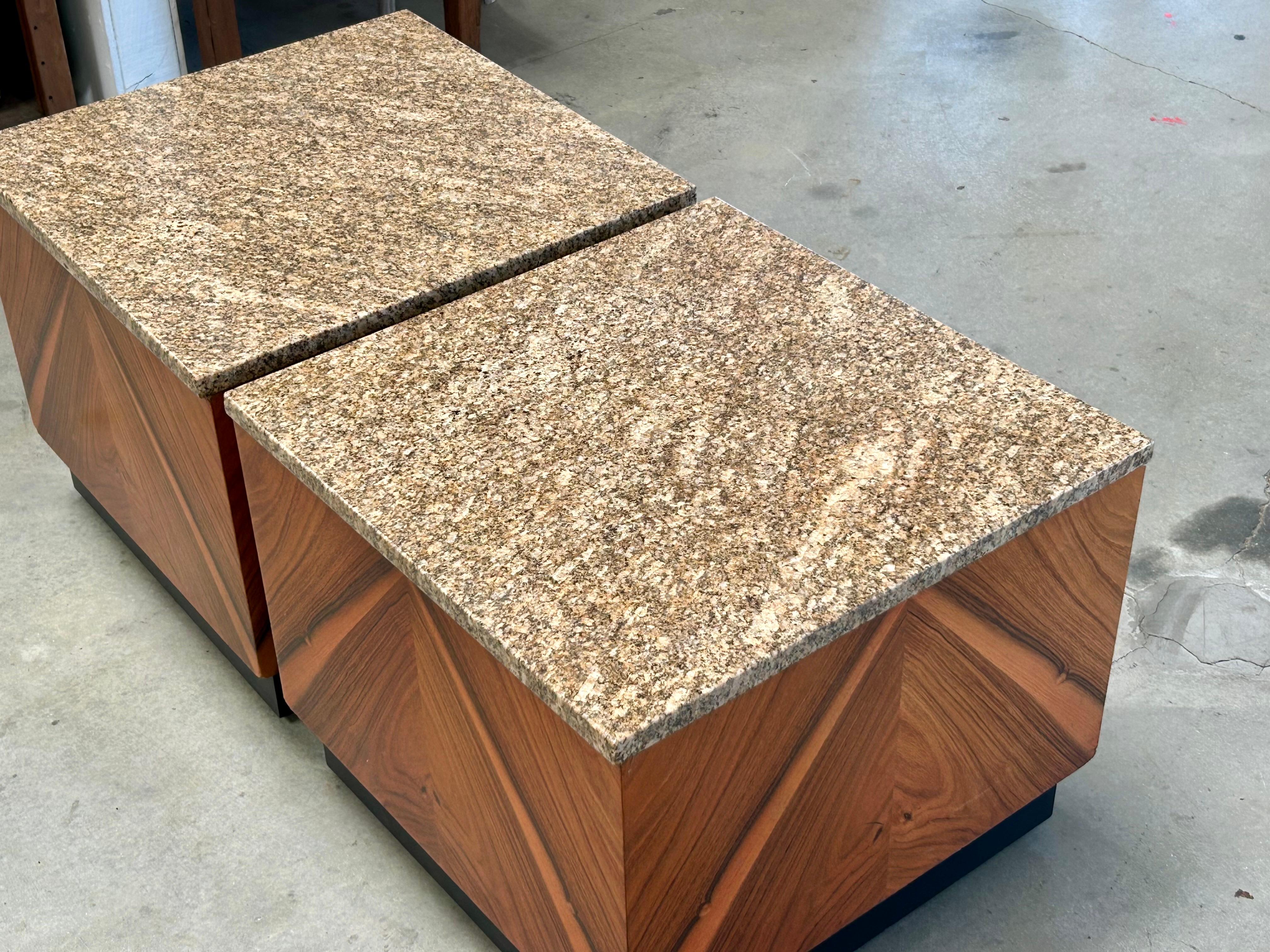 Américain Tables cubiques architecturales en Wood avec plateaux en marbre en vente