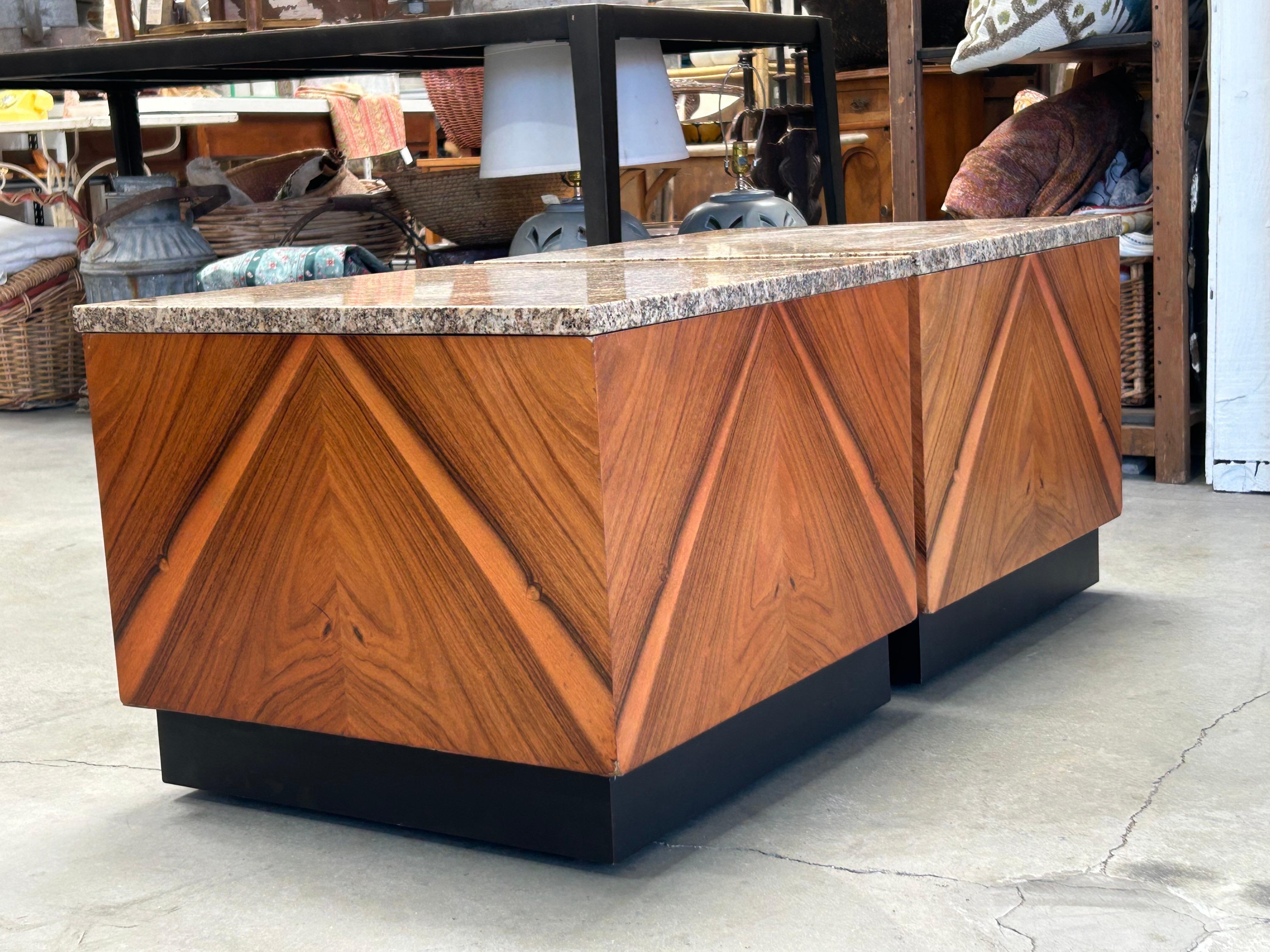 Travail du bois Tables cubiques architecturales en Wood avec plateaux en marbre en vente