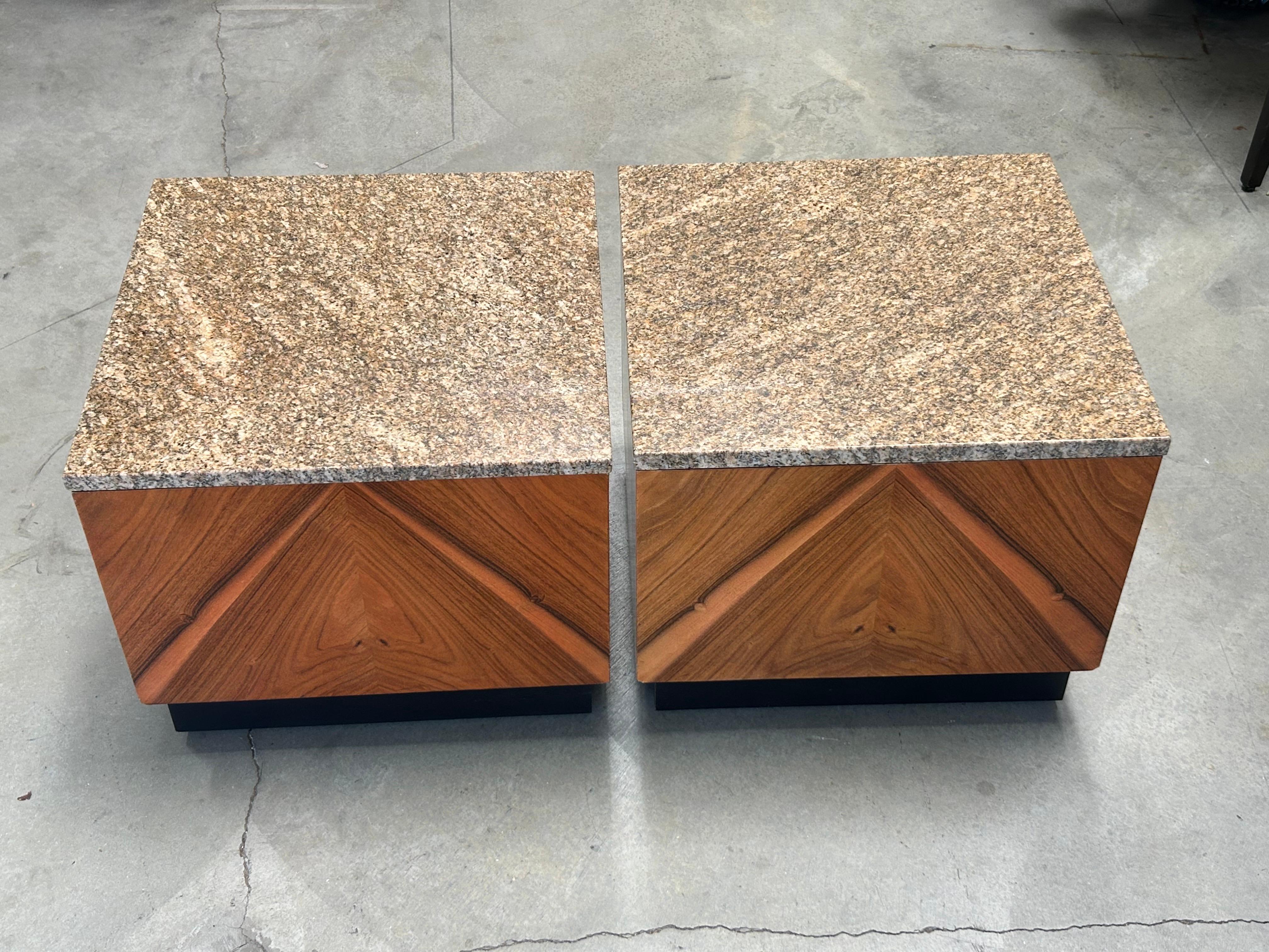 Tables cubiques architecturales en Wood avec plateaux en marbre Bon état - En vente à Los Angeles, CA