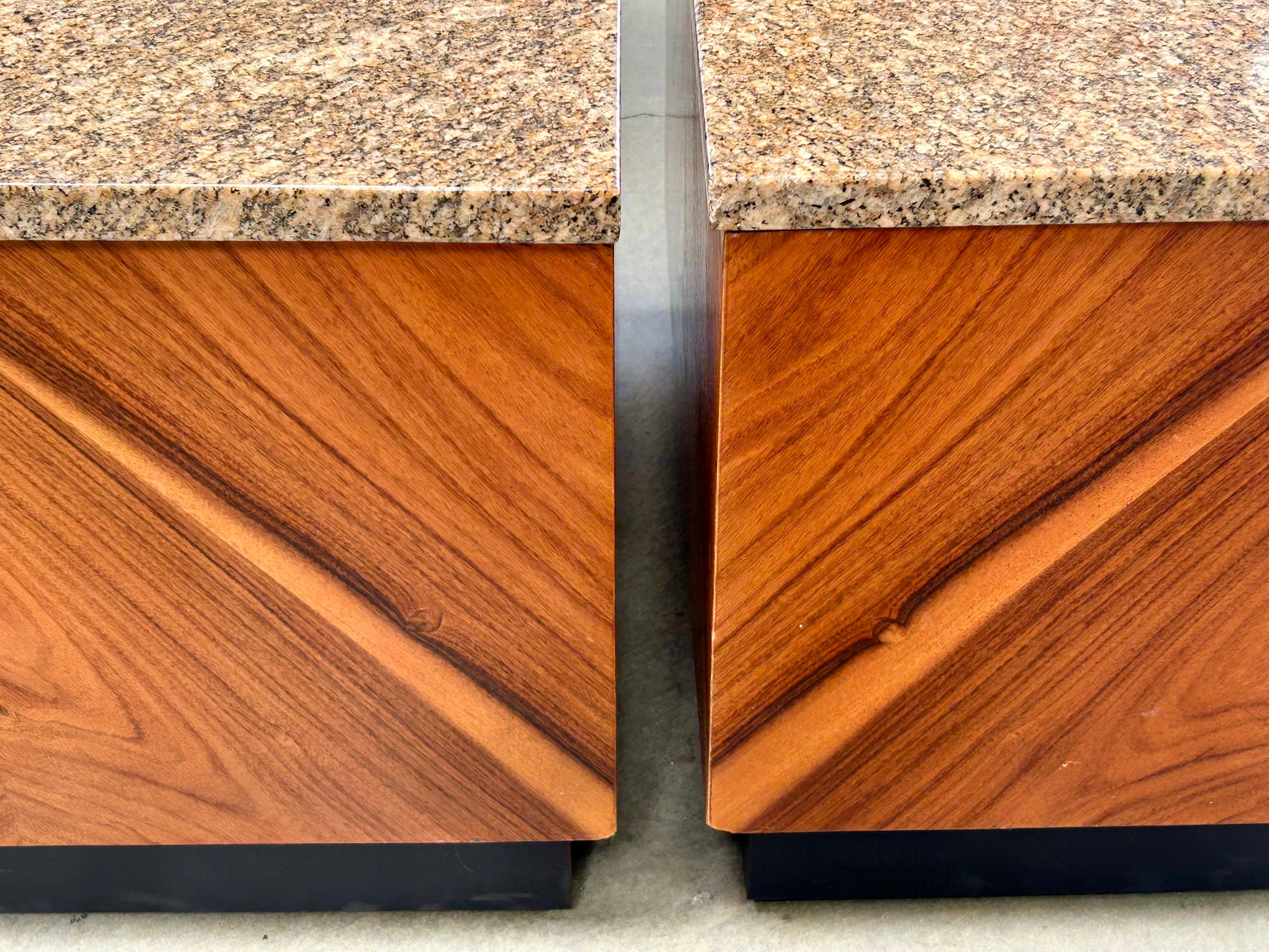 20ième siècle Tables cubiques architecturales en Wood avec plateaux en marbre en vente