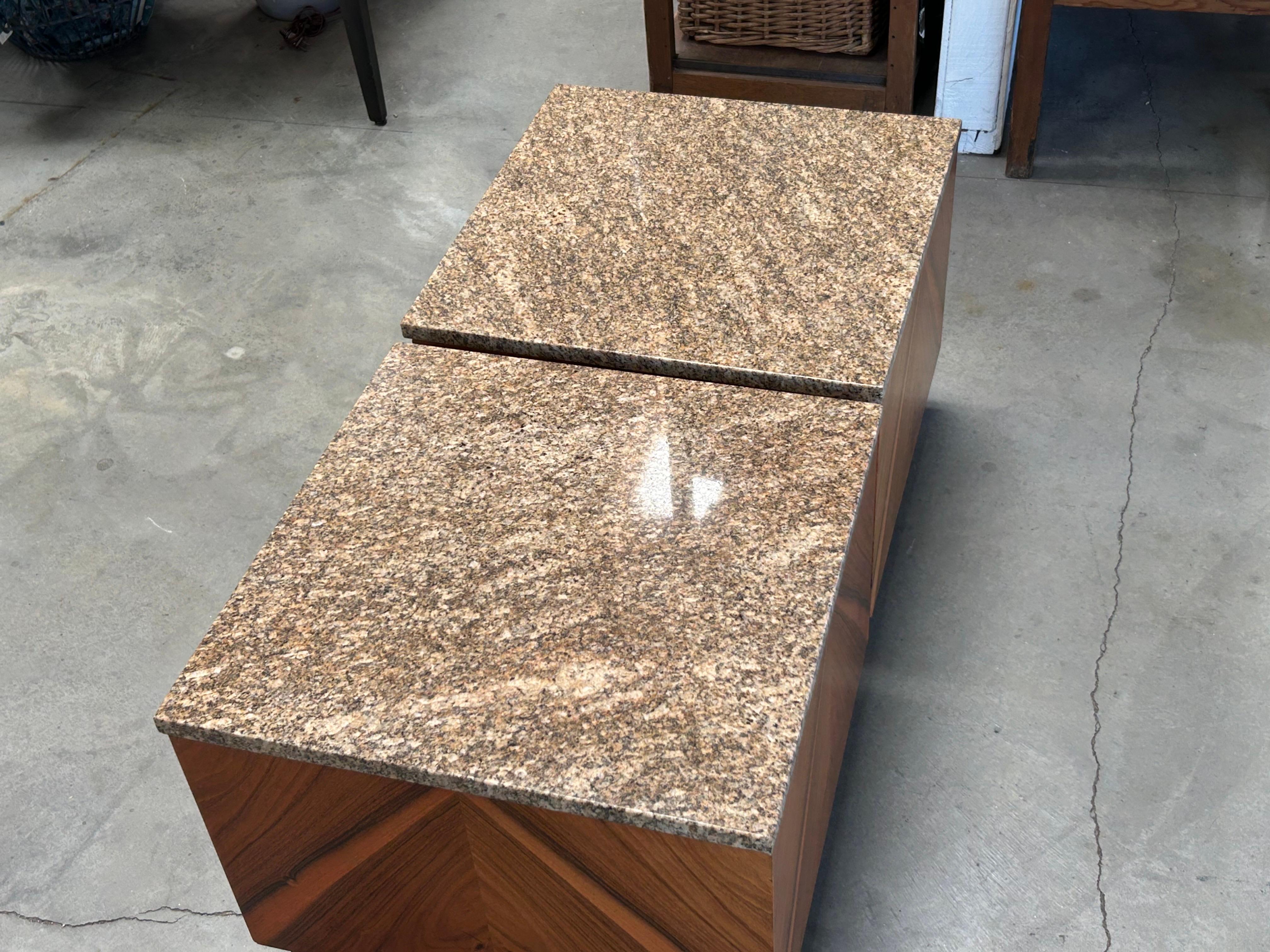 Marbre Tables cubiques architecturales en Wood avec plateaux en marbre en vente