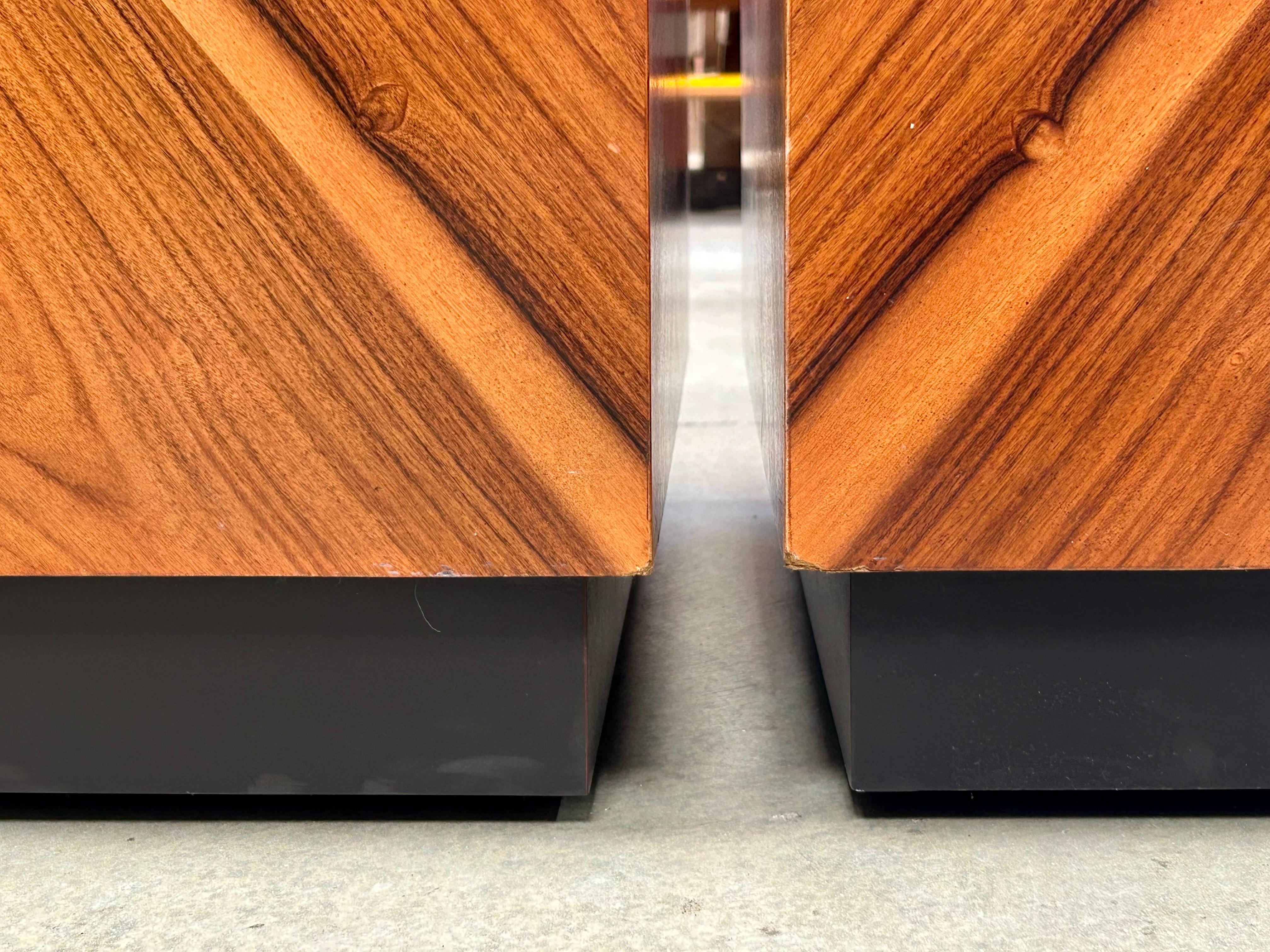 Tables cubiques architecturales en Wood avec plateaux en marbre en vente 1