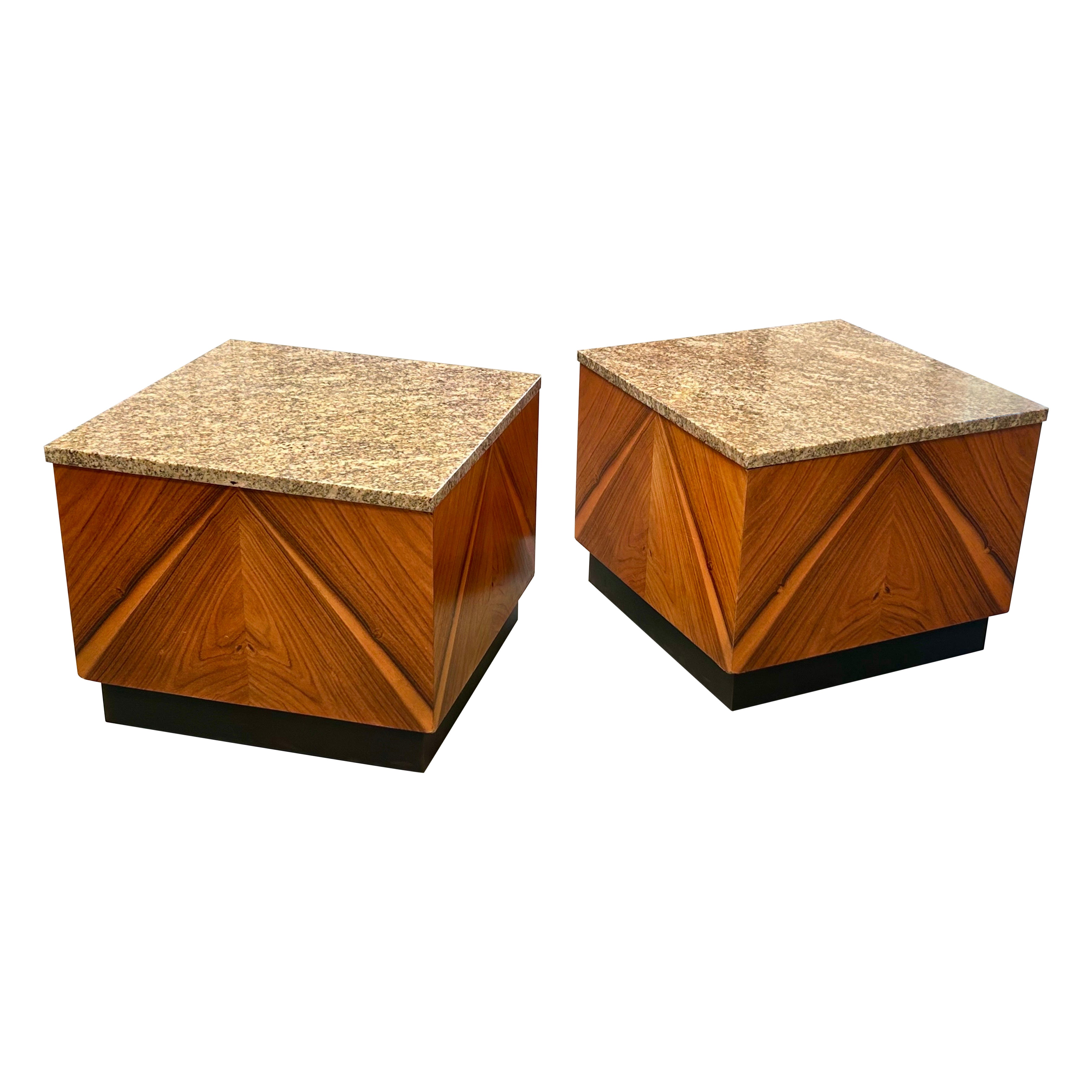 Tables cubiques architecturales en Wood avec plateaux en marbre en vente