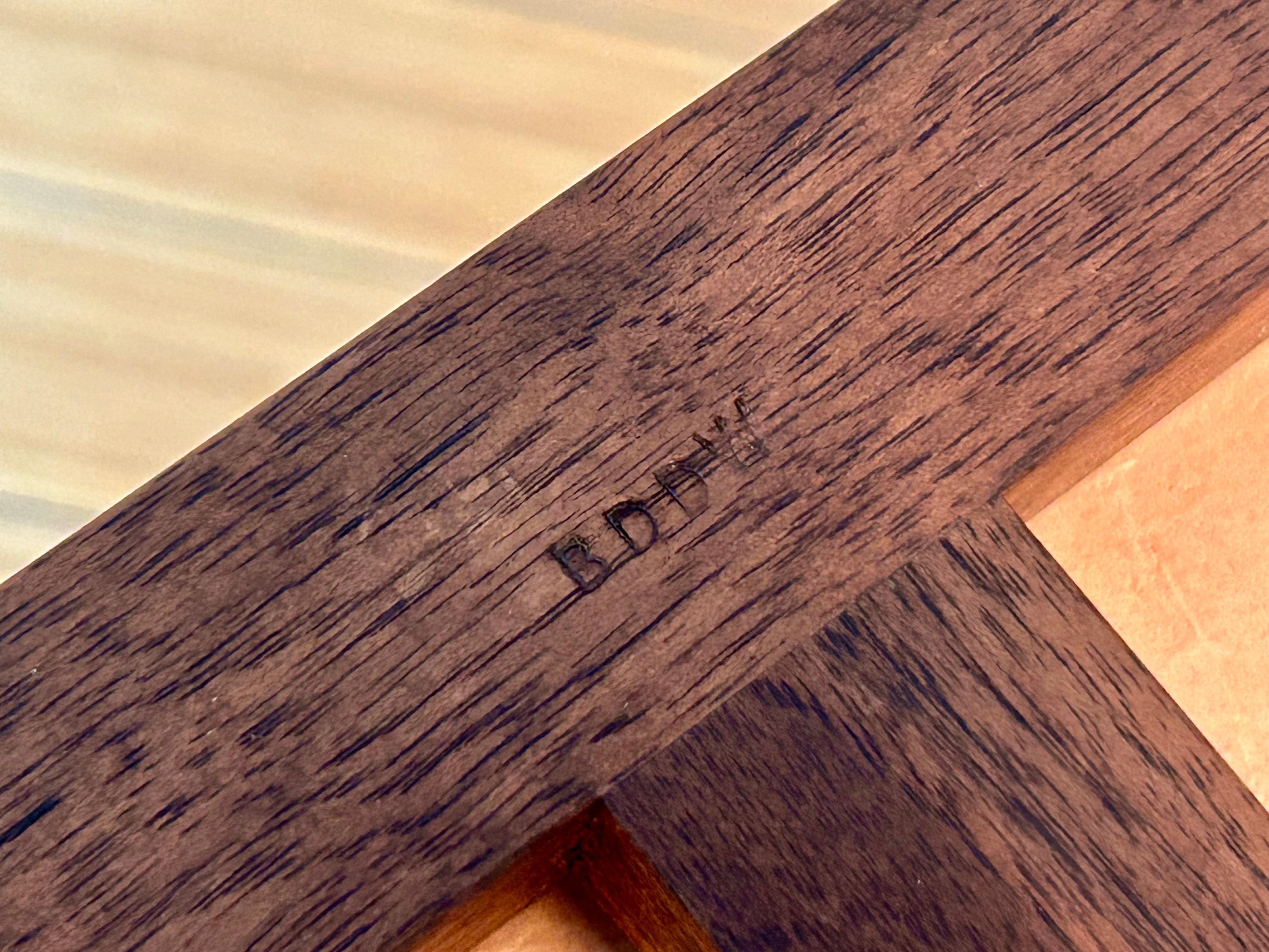 Architektonisches Design in Form und Funktion.
Begrenzt.
Schönes hellbraunes Leder mit Messingschrauben Design Detail mit massiven schwarzen Walnussrahmen.
Das Leder hat eine schöne Patina mit minimalen Verschleiß im Einklang mit Alter und