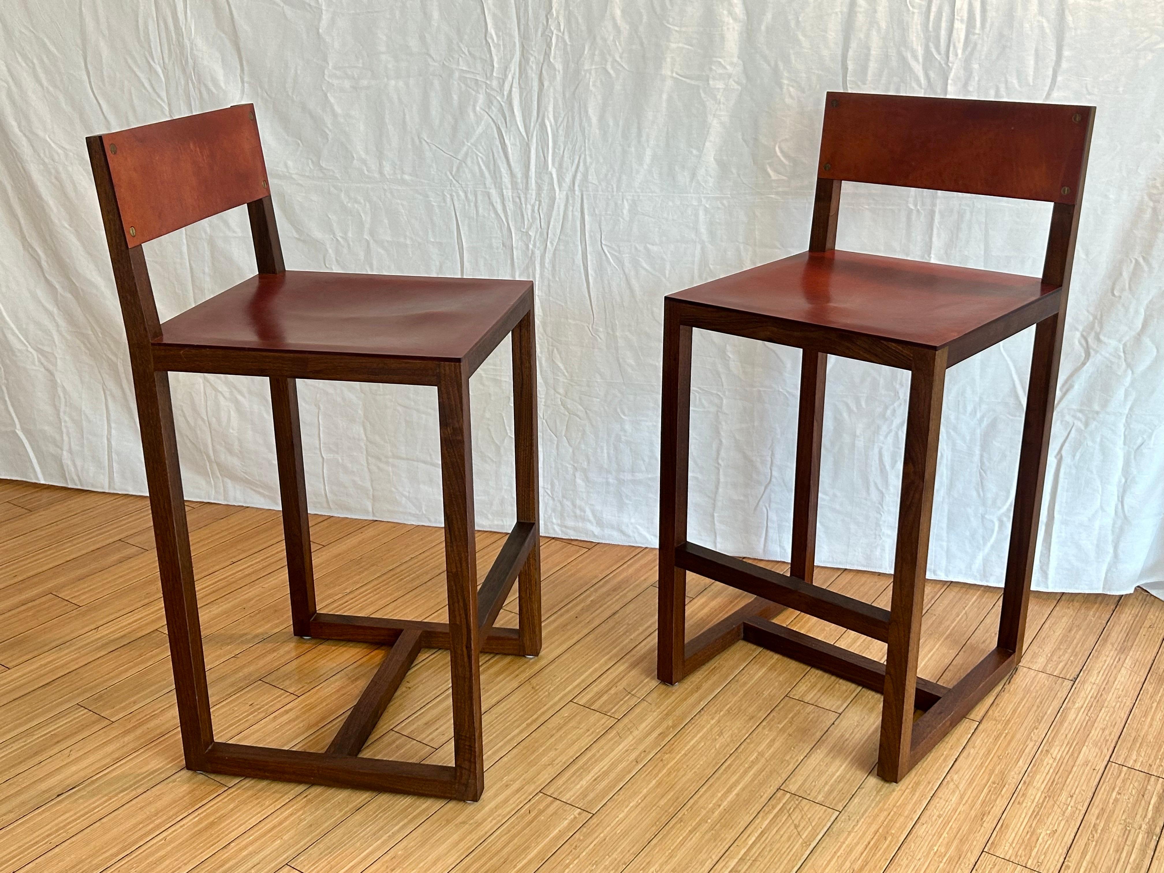 Architektonische Thekenhocker aus Holz und Leder BDDW 2005 (Handgefertigt) im Angebot