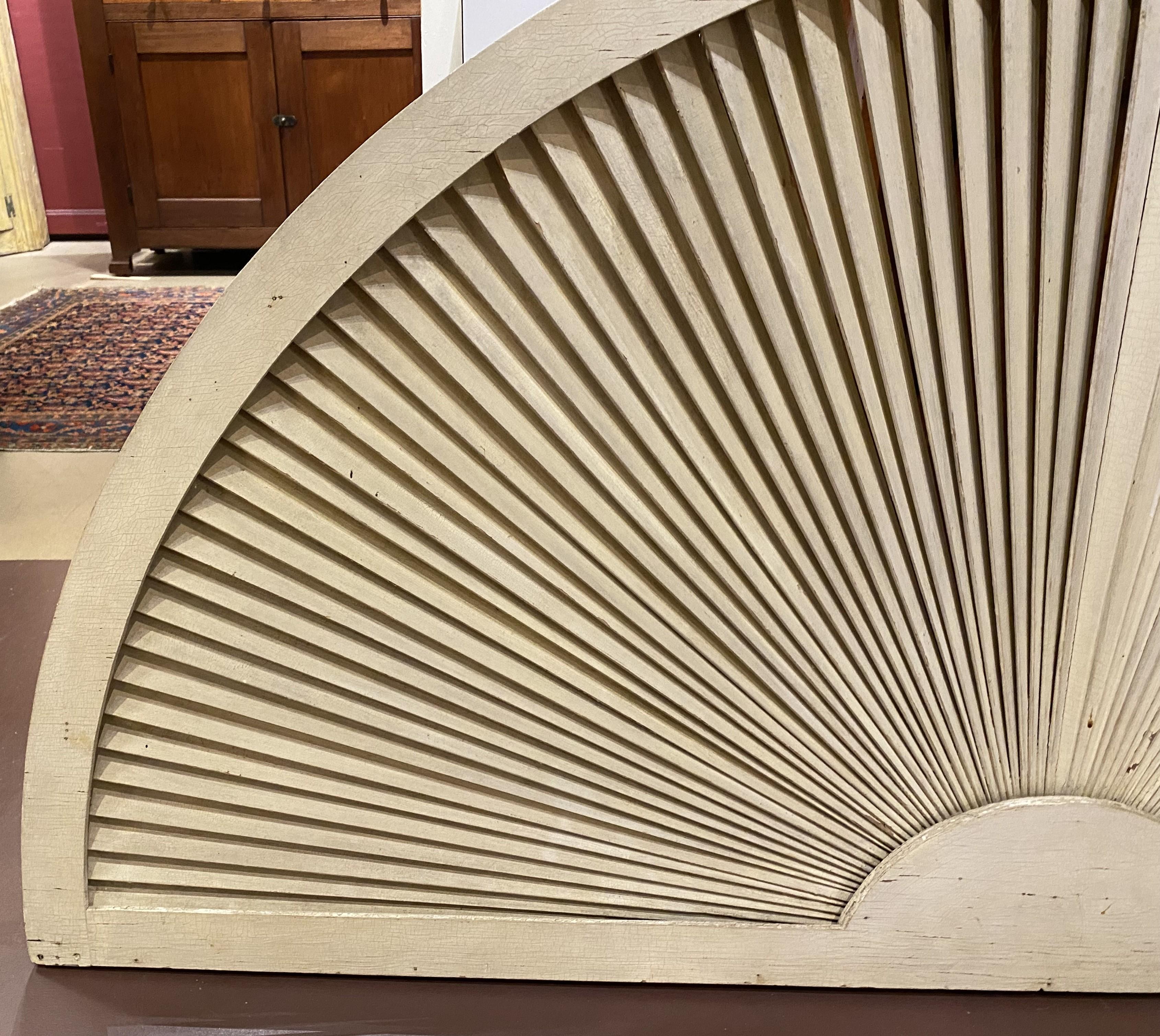 A nice example of an architectural wooden radial fan form element in old white paint, dating to the late 19th or early 20th century, in very good overall condition, with some minor paint losses and craquelure on the blades, minor imperfections and