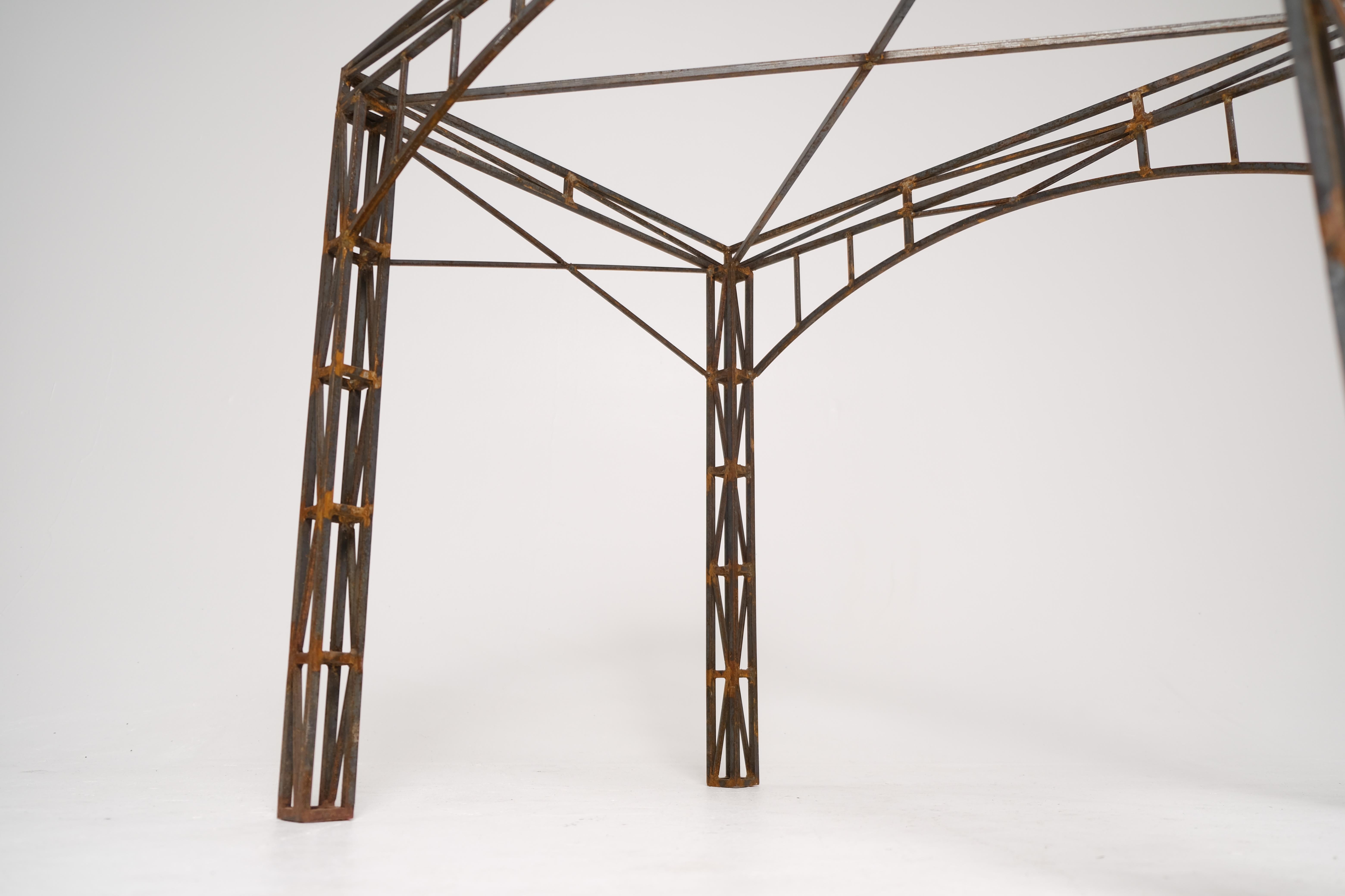 Base de table architecturale en fer forgé avec détails de fermes, milieu du 20e siècle en vente 3