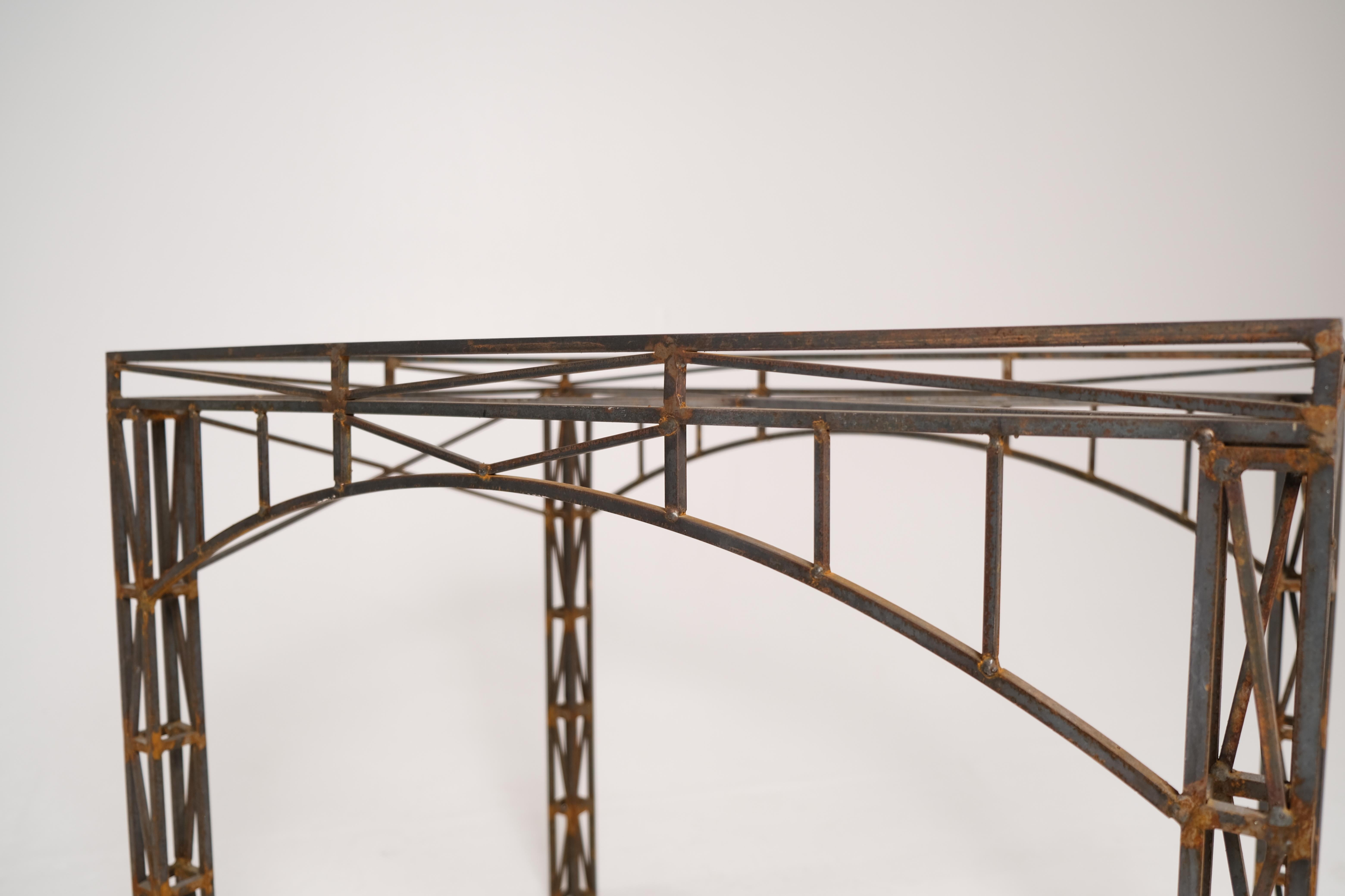 Base de table architecturale en fer forgé avec détails de fermes, milieu du 20e siècle en vente 4