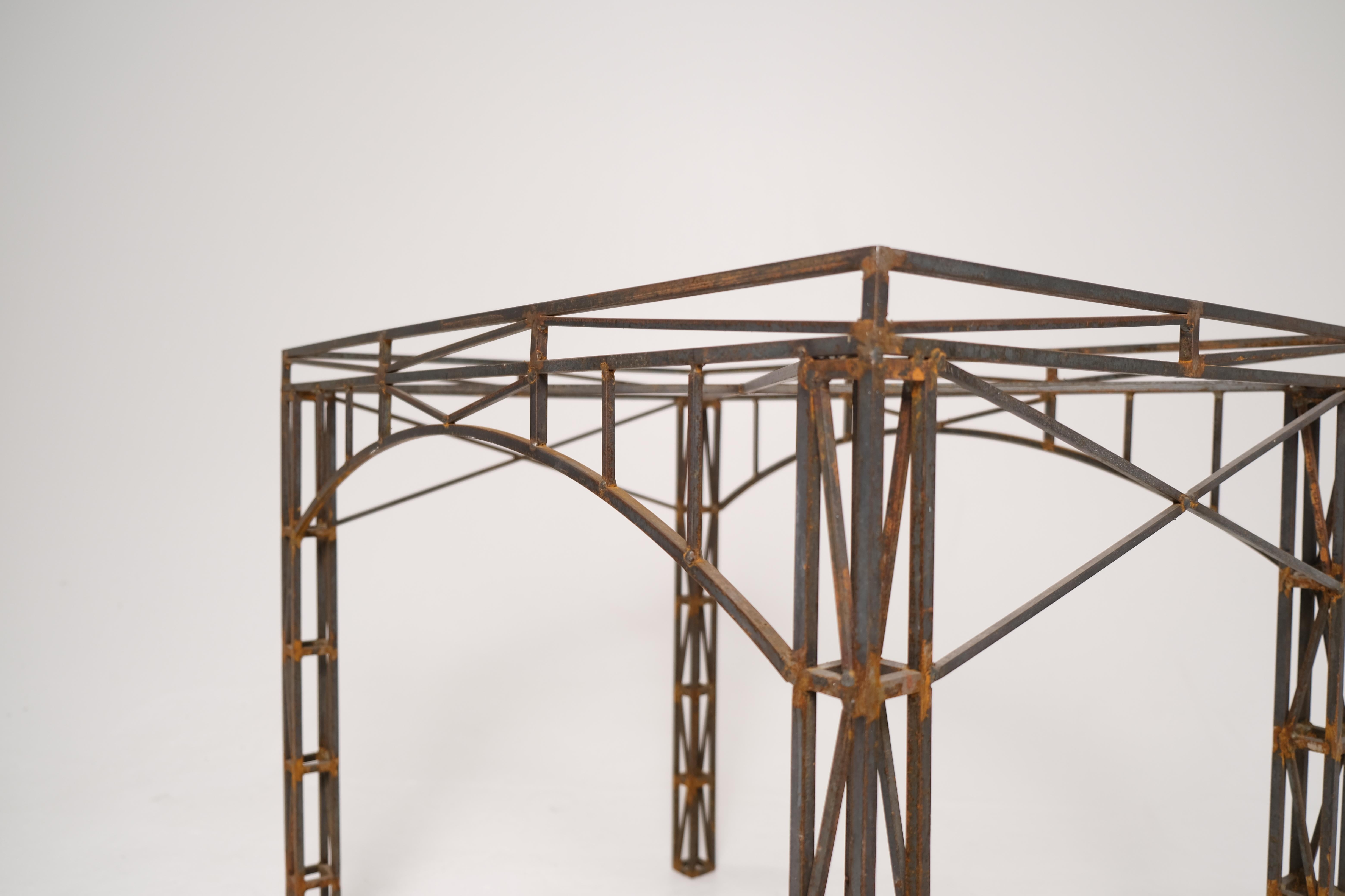 Base de table architecturale en fer forgé avec détails de fermes, milieu du 20e siècle en vente 5