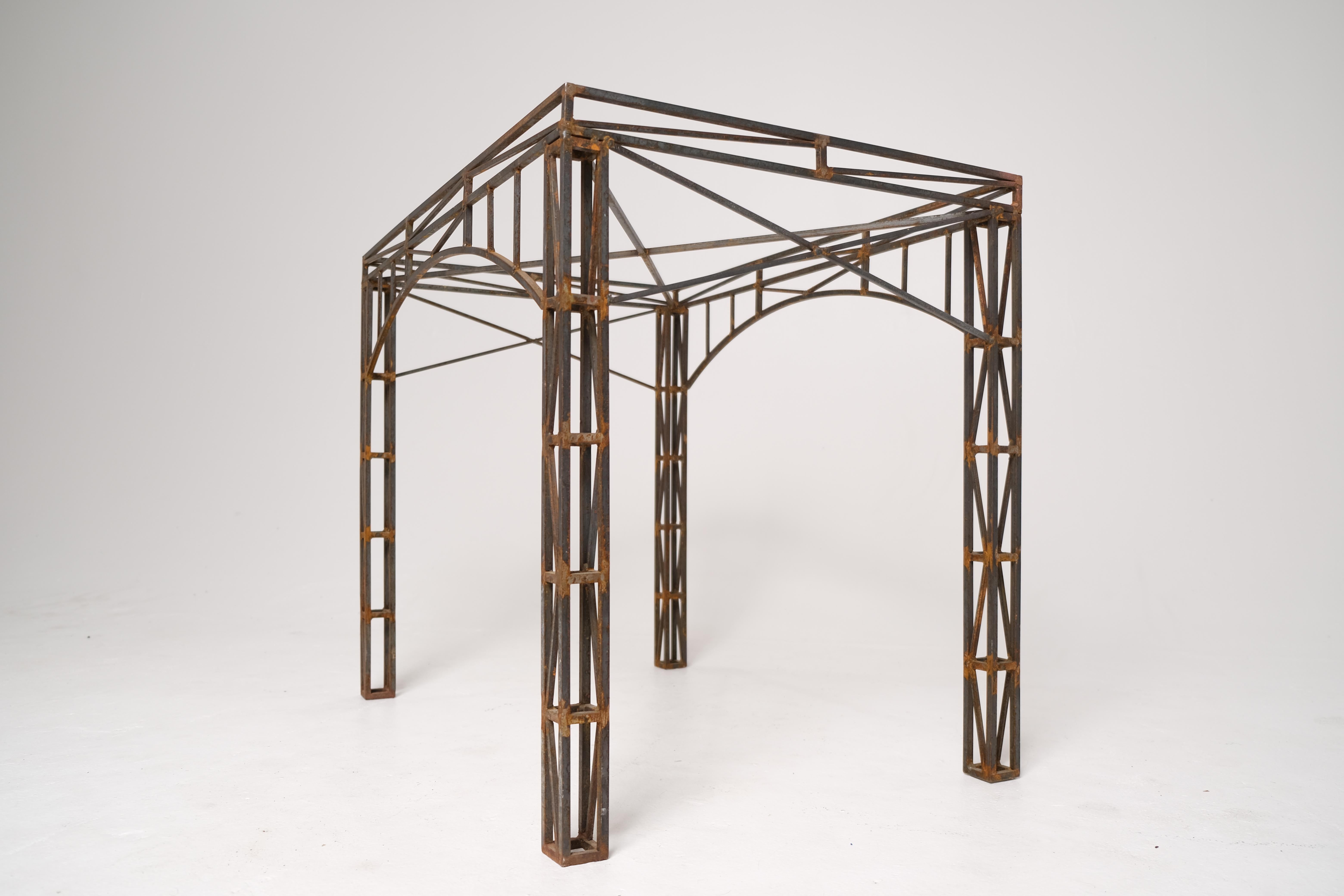 Base de table architecturale en fer forgé avec détails de fermes, milieu du 20e siècle en vente 7