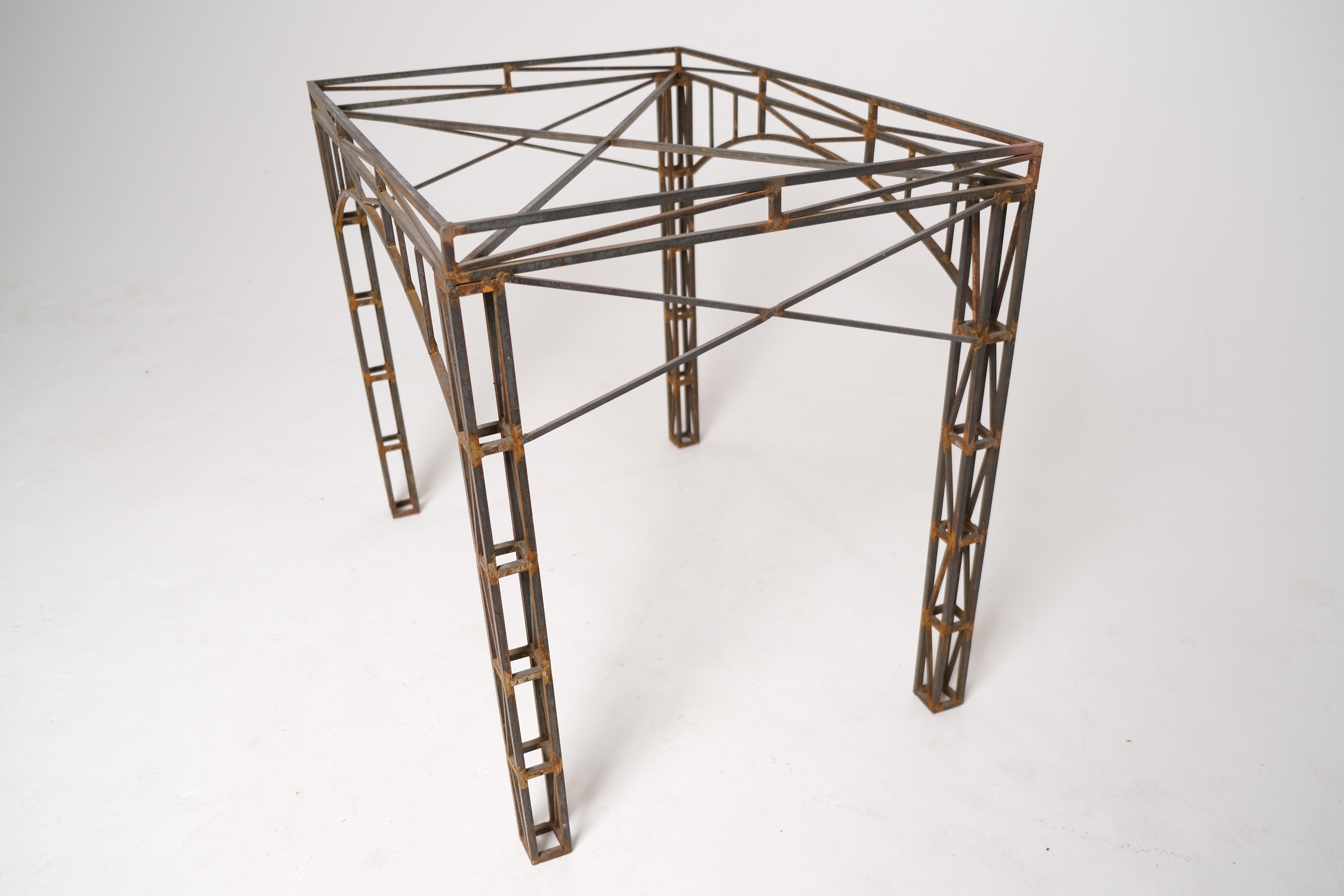Base de table architecturale en fer forgé avec détails de fermes, milieu du 20e siècle en vente 8