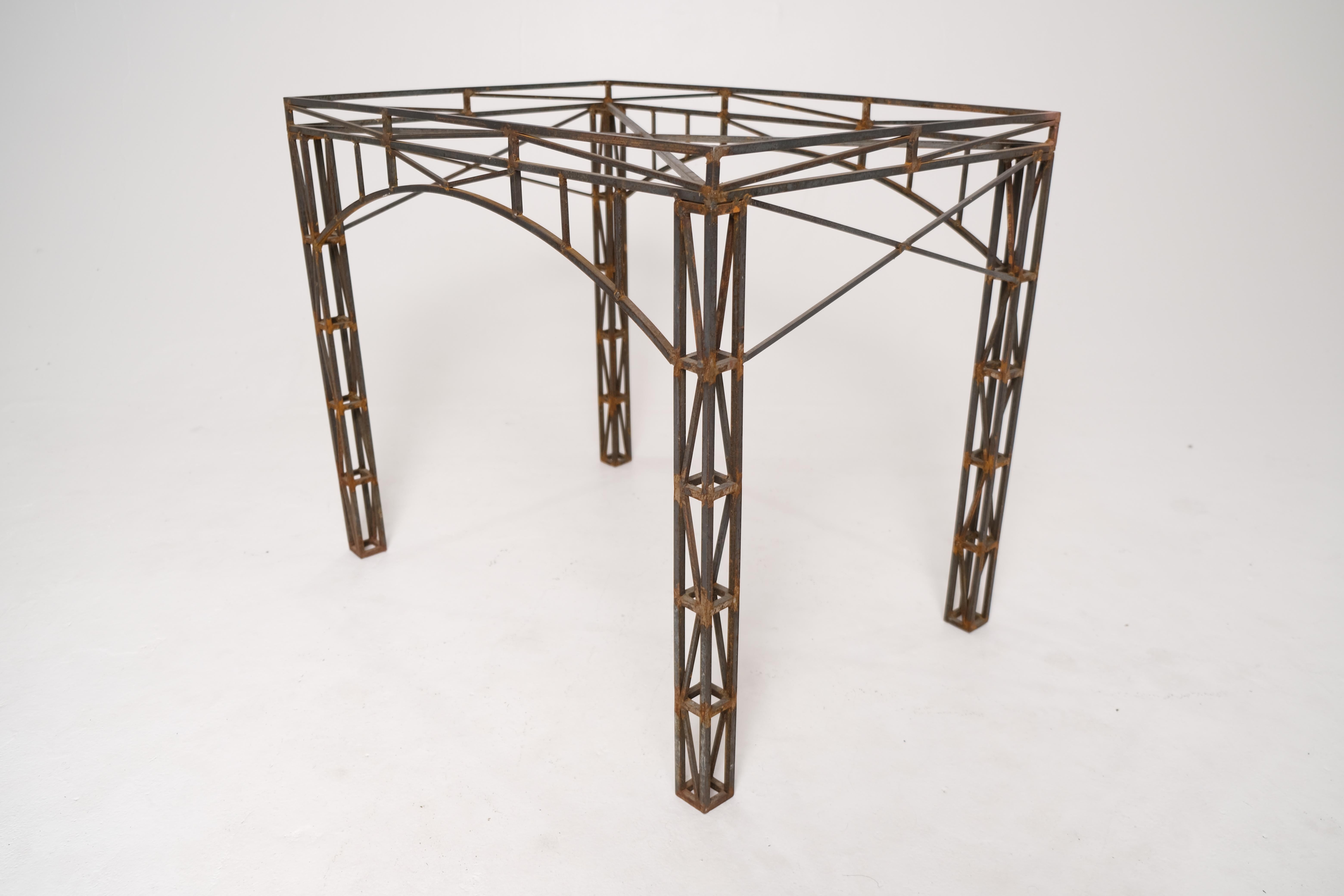 Base de table architecturale en fer forgé avec détails de fermes, milieu du 20e siècle en vente 9