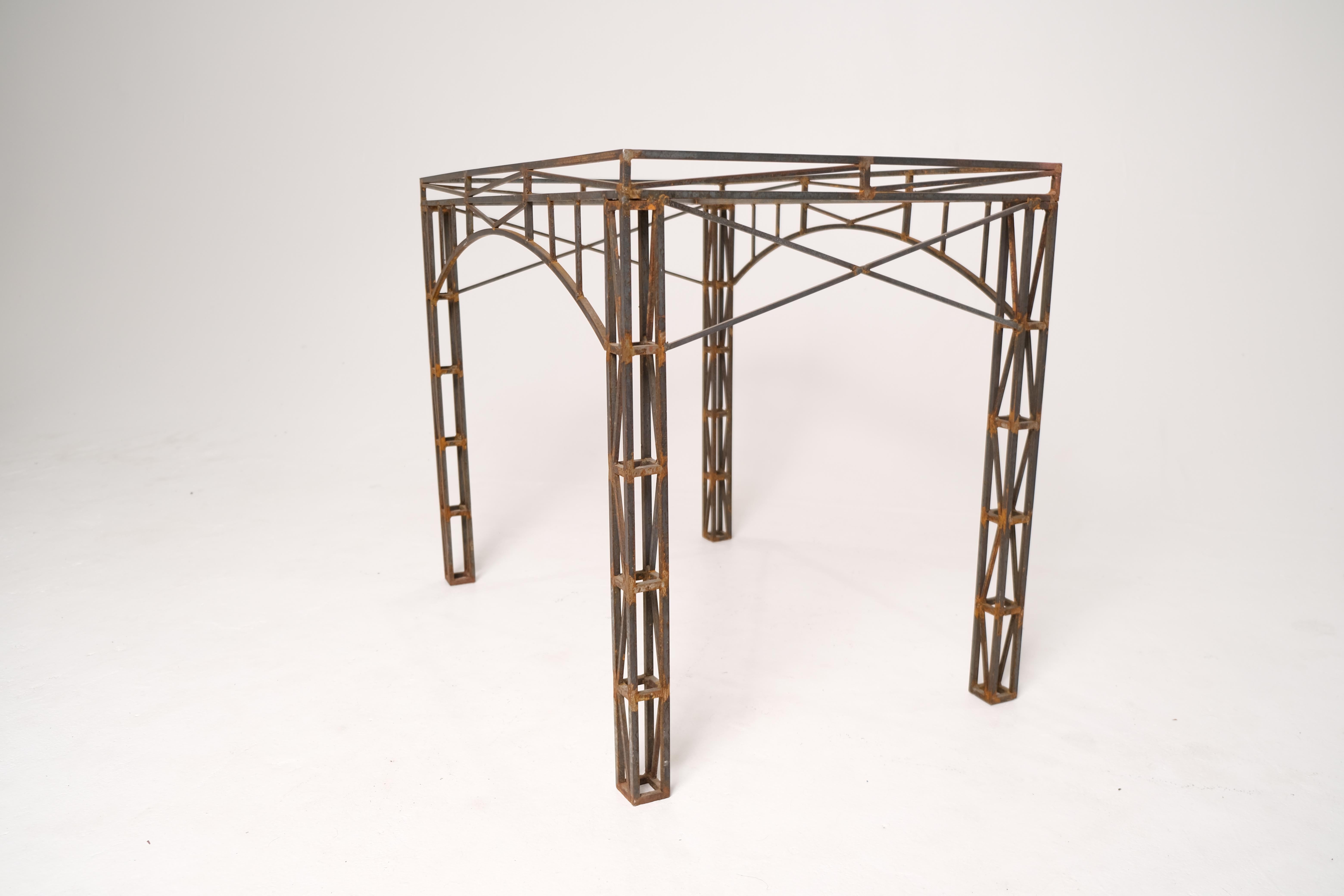 Base de table architecturale en fer forgé avec détails de fermes, milieu du 20e siècle en vente 10