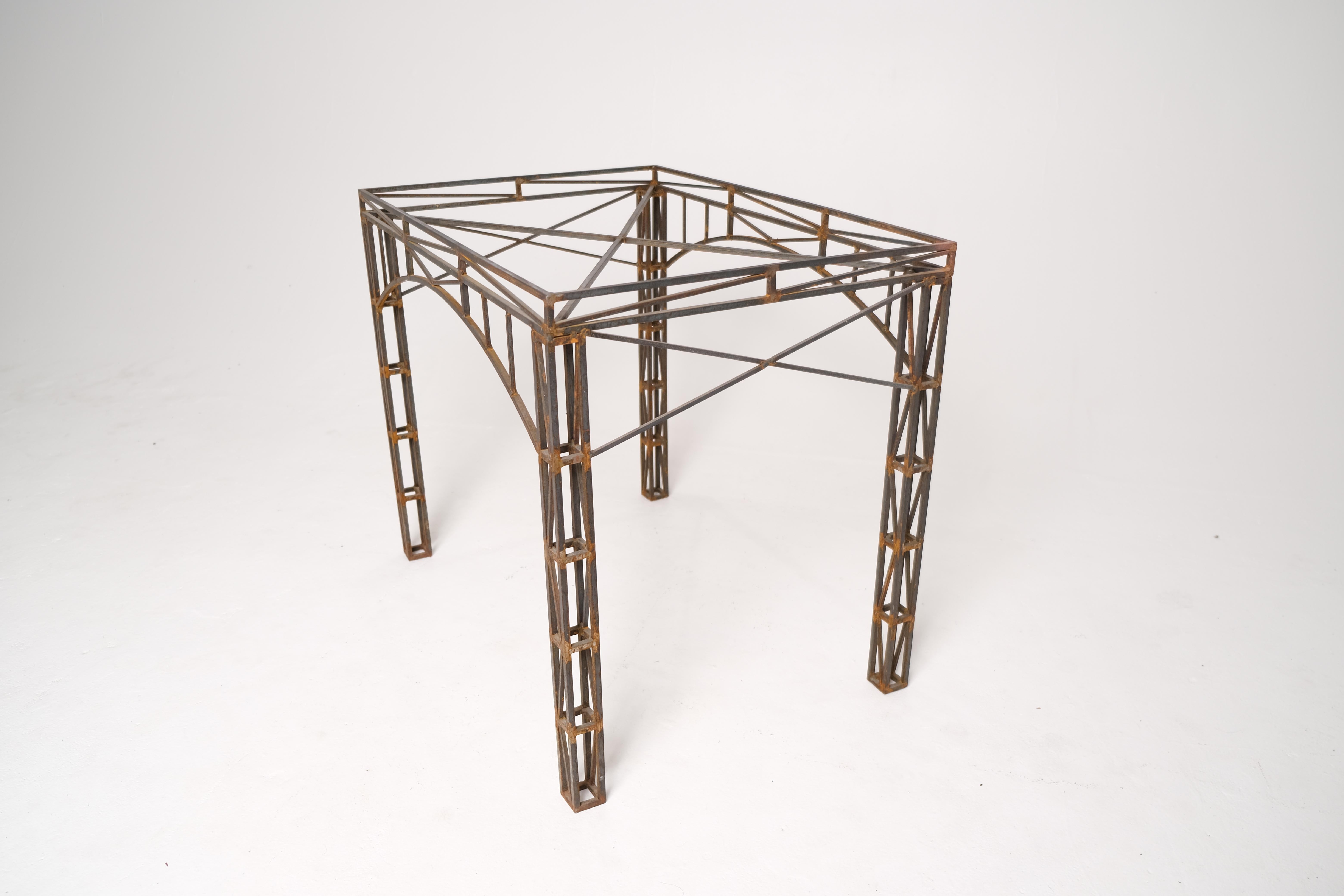 Base de table architecturale en fer forgé avec détails de fermes, milieu du 20e siècle en vente 11