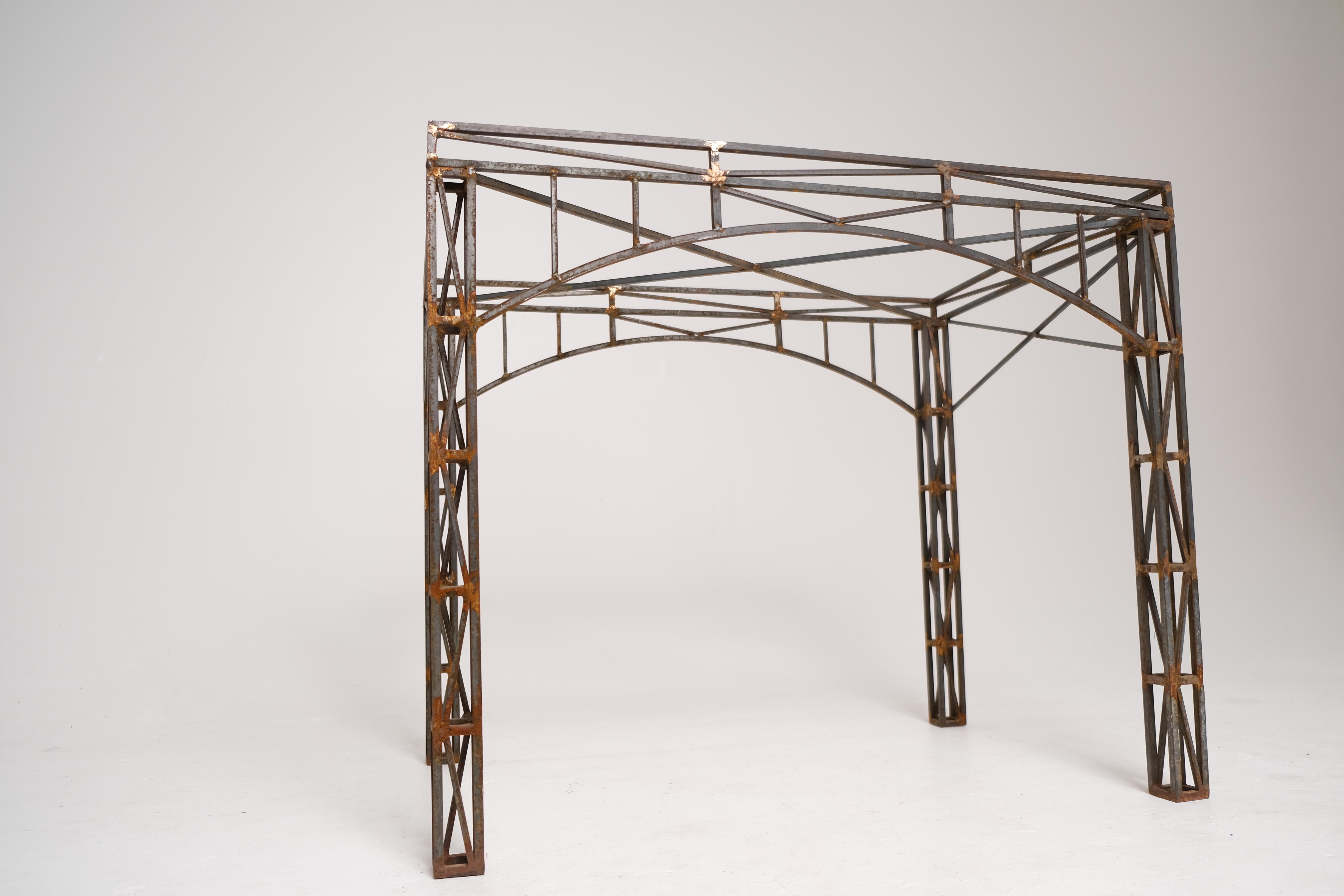 Base de table architecturale en fer forgé avec détails de fermes, milieu du 20e siècle en vente 12